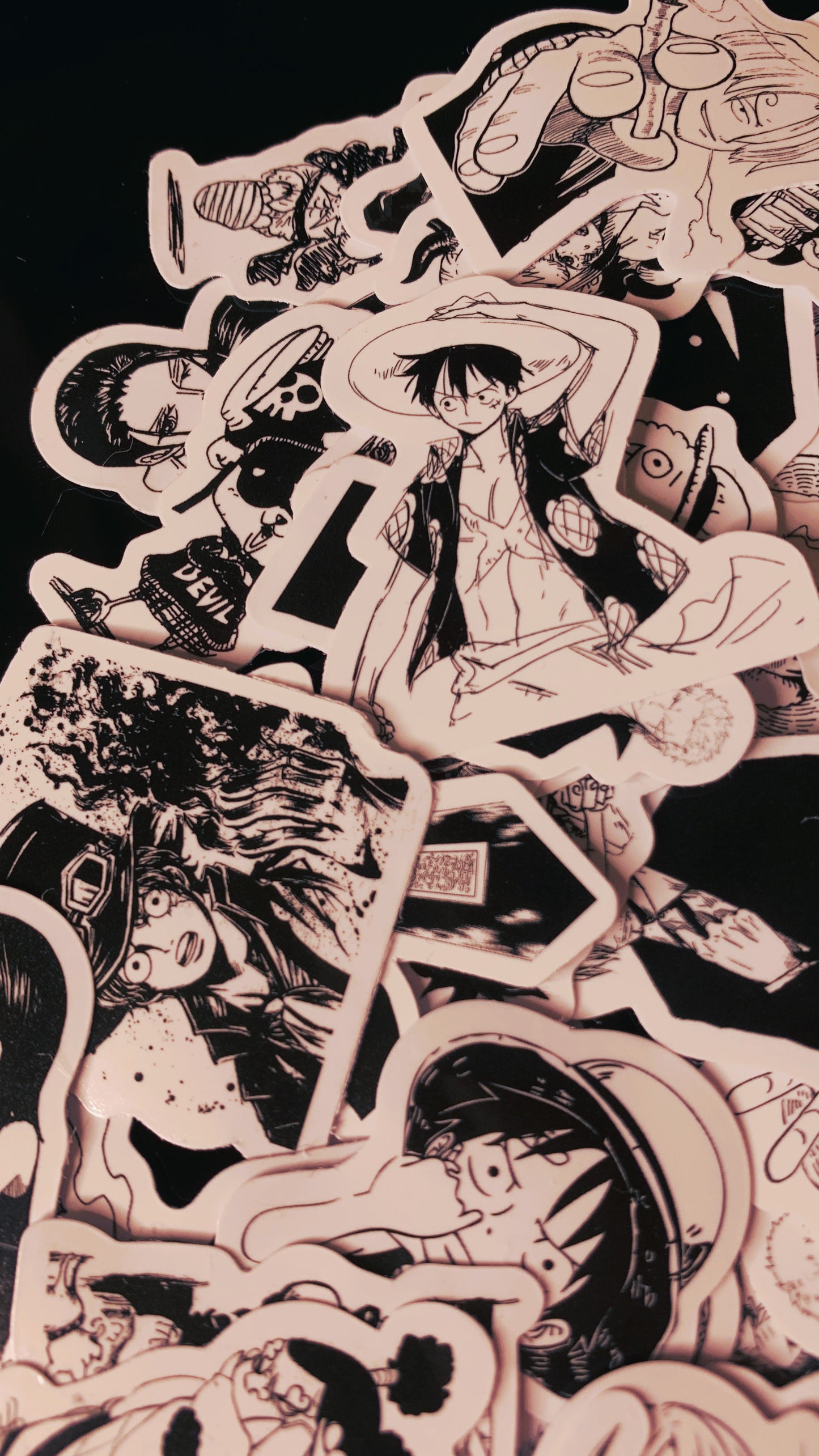 One Piece Sticker Pack (25 Stück) – Schwarz-Weiße Anime Sticker – Luffy, Zoro, Nami, Chopper, Ace, Brook und mehr | Geschenk für Manga-Fans