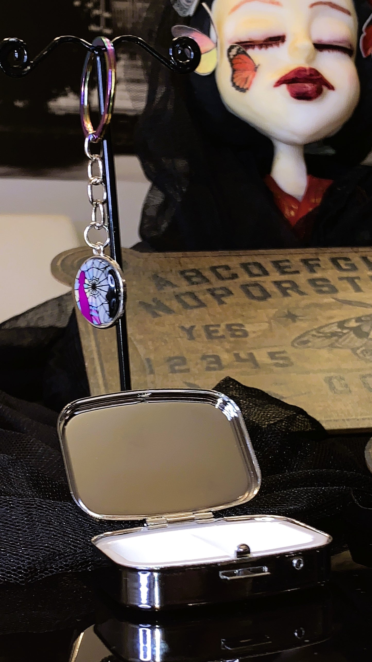 🖤 Pastillero “Wednesday Mirror Box” | Gothic Pill Case con Espejo Interno ✝️ | Edición Limitada 1:1