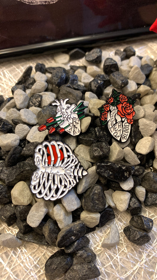 Set de Pins Anatómicos Góticos (3 piezas) – Corazón y Caja Torácica de Halloween | Joyería Espeluznante de Anatomía, Regalo para Estudiantes de Medicina