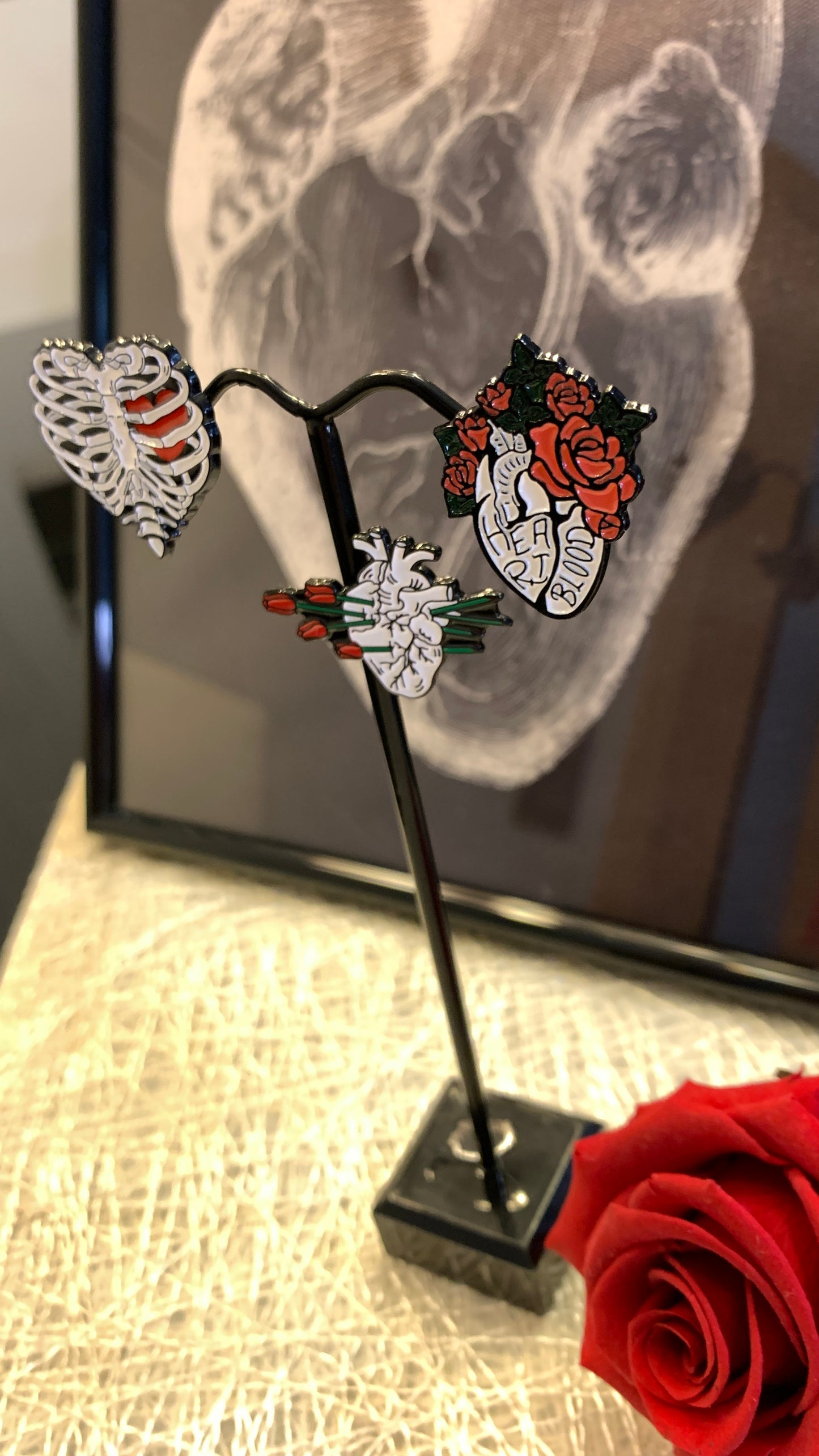 Set de Pins Anatómicos Góticos (3 piezas) – Corazón y Caja Torácica de Halloween | Joyería Espeluznante de Anatomía, Regalo para Estudiantes de Medicina