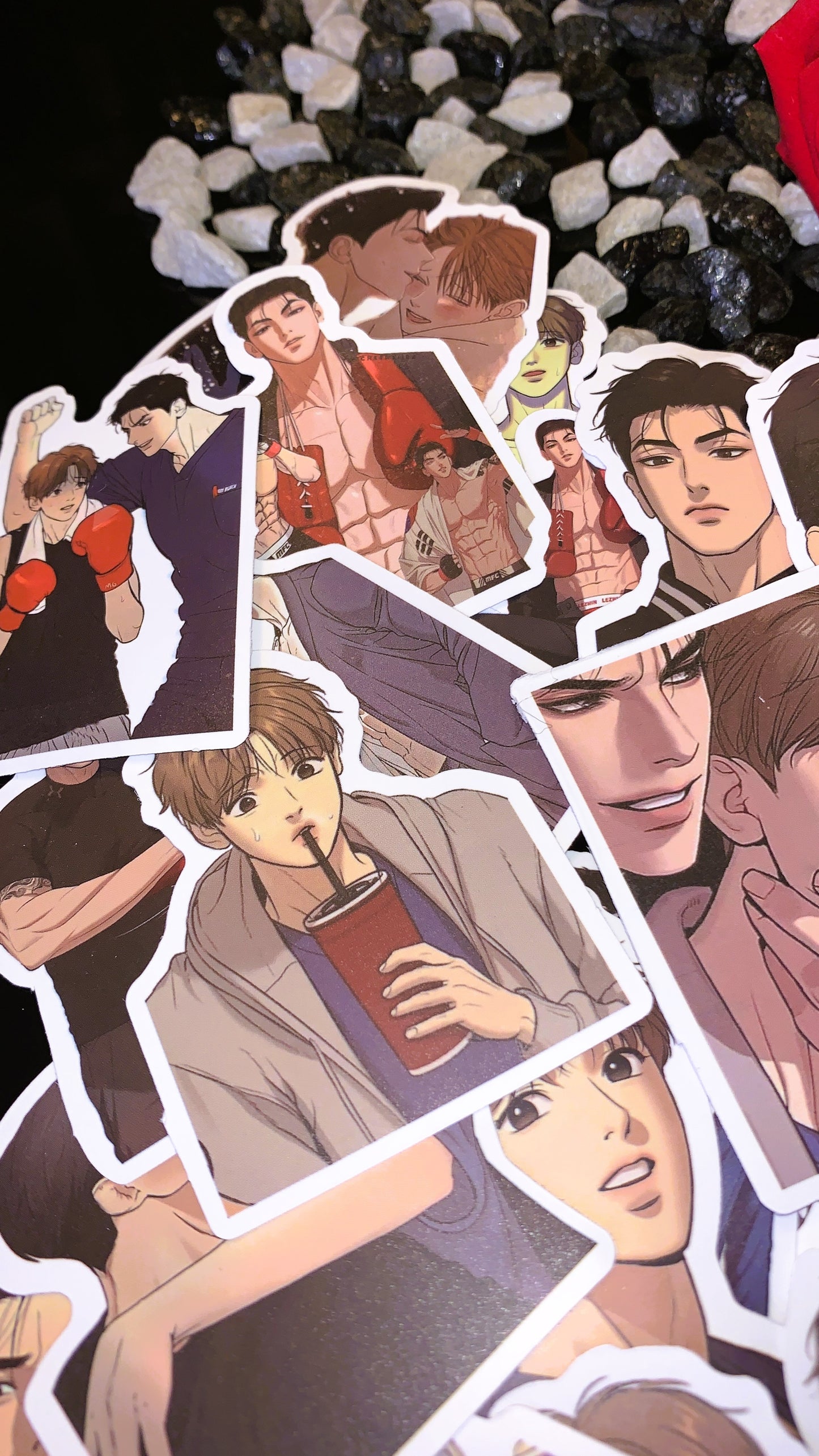 Pack Exclusivo Jinx BL – Llavero Acrílico + 25 Stickers + Sticker Vinílico Premium (Merch Yaoi Manhwa)