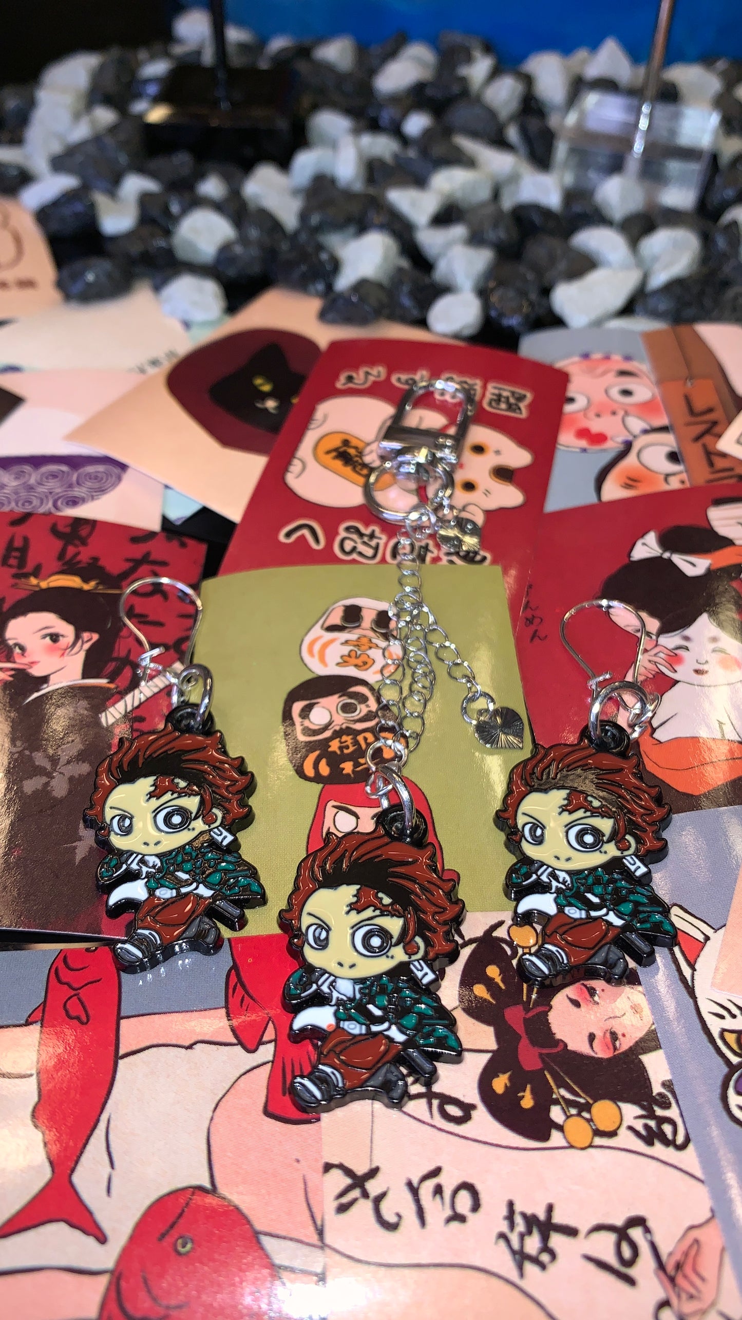 Set de Joyería Demon Slayer – Pendientes Tanjiro + Charm + Collar (4 piezas) | Edición Limitada Regalo Otaku