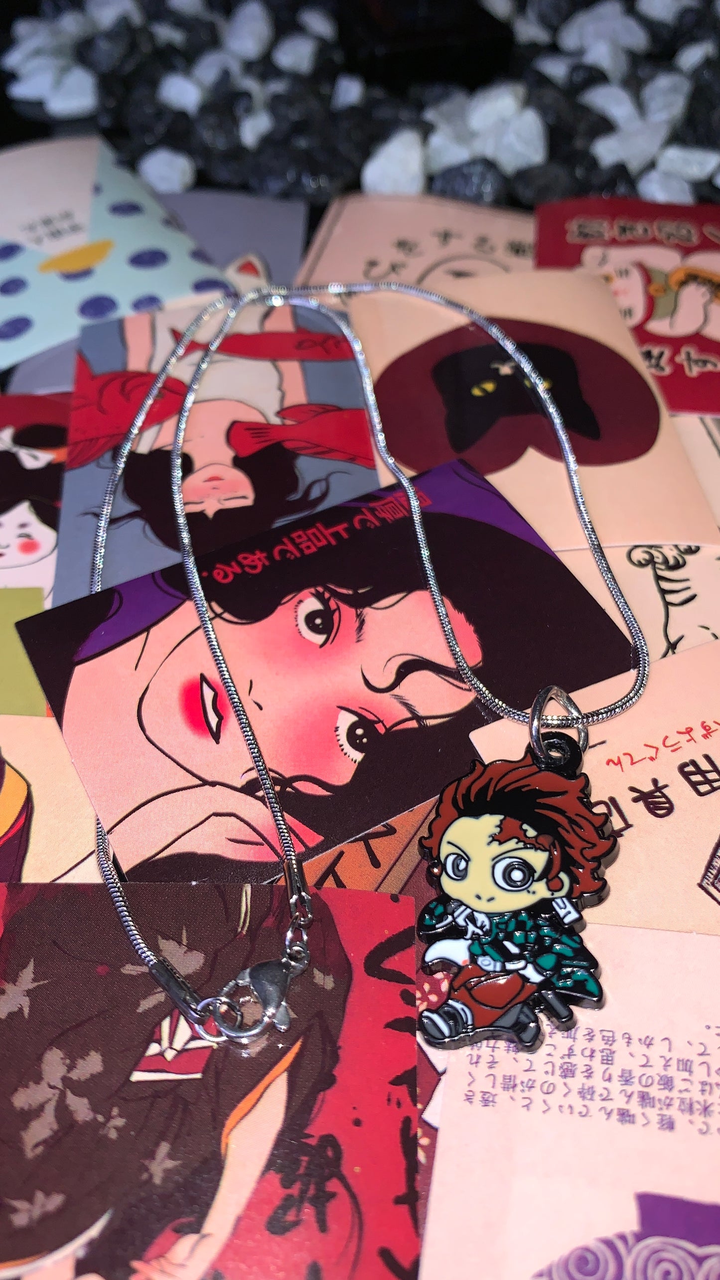 Set de Joyería Demon Slayer – Pendientes Tanjiro + Charm + Collar (4 piezas) | Edición Limitada Regalo Otaku