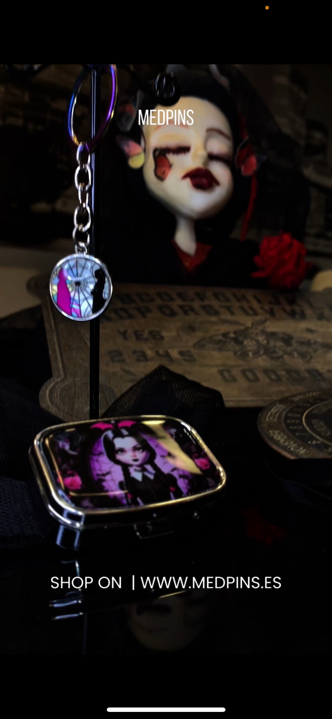 🕷️ Set “Wednesday Gothic Duo” | Pastillero con Espejo + Llavero Wednesday con Cadena Tornasol ⚜️ | Edición Limitada 1:1