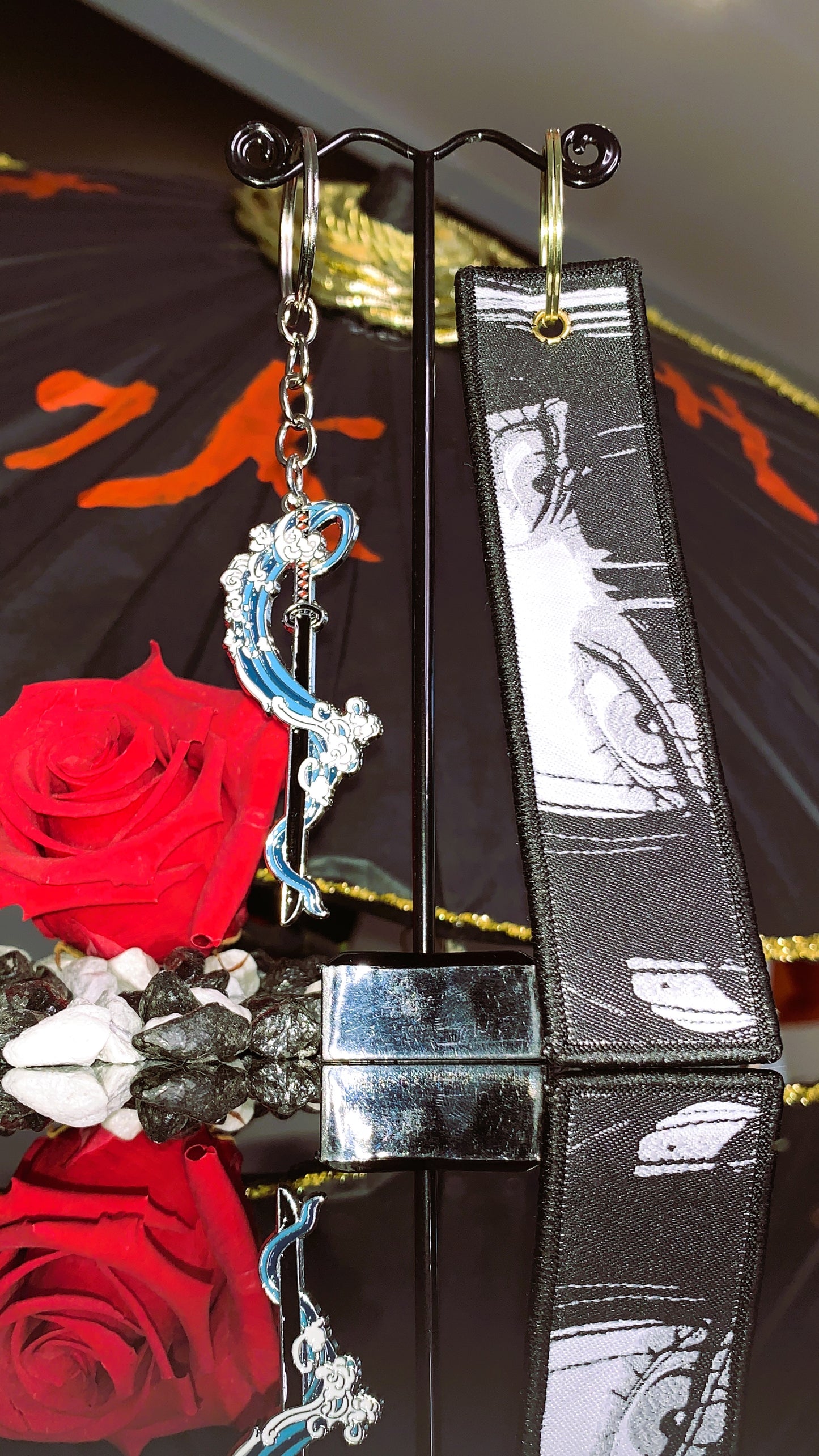 Pack Demon Slayer – Llavero Tela Daki + Katana Muichiro Tokito (2 piezas) | Set de Regalo Anime