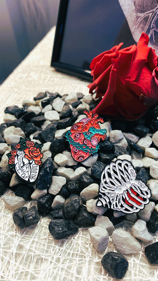 Set de 3 Pins Góticos de Corazón | Gothic Anatomical Heart Pin Set 1:1 Limited Edition
