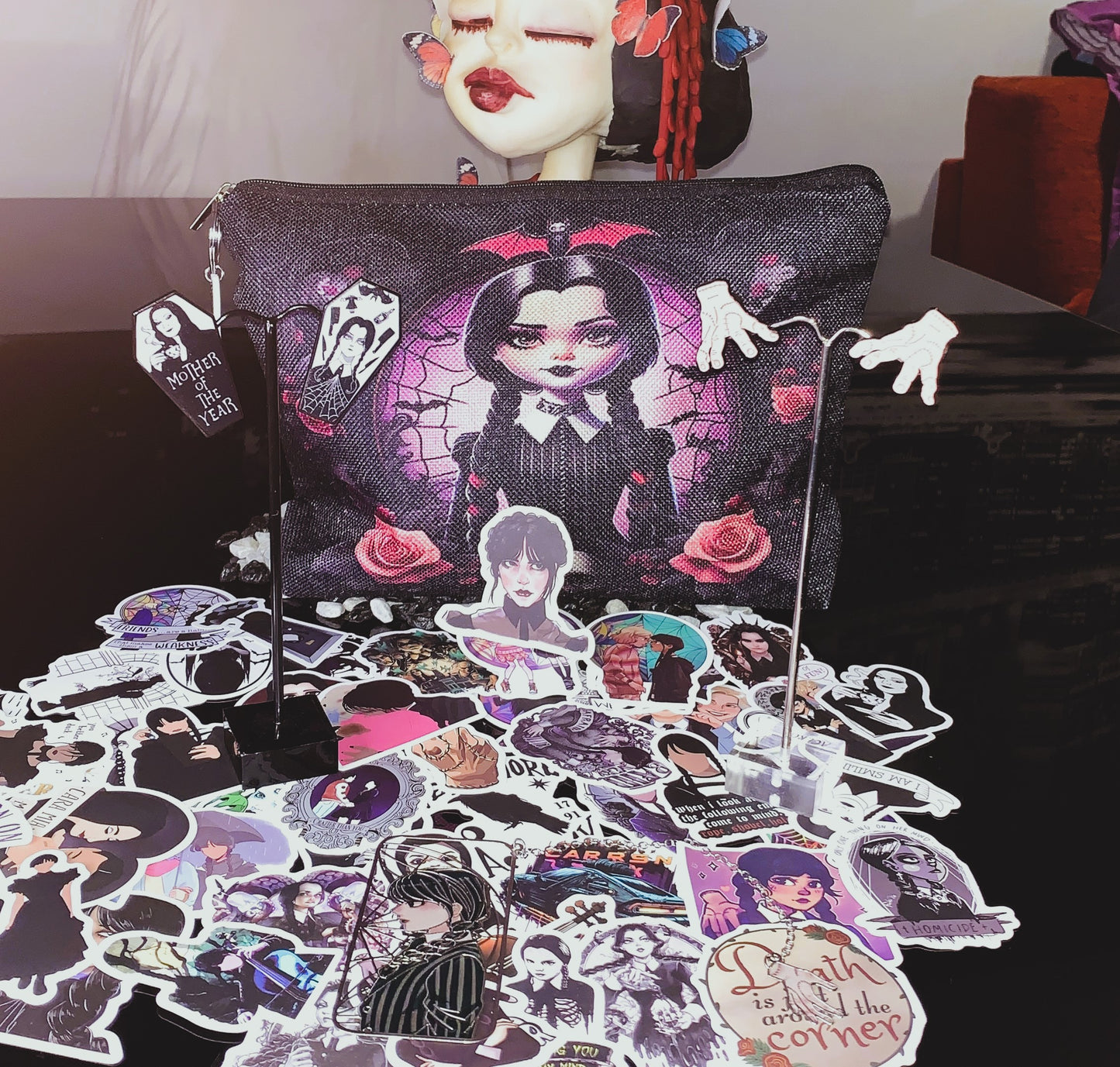 🕸️ Set “Wednesday Shadows” | 3 Gothic Enamel Pins – Morticia, Wednesday & Thing 🖤 | Dark Anatomy Halloween Edition | Limited 1:1