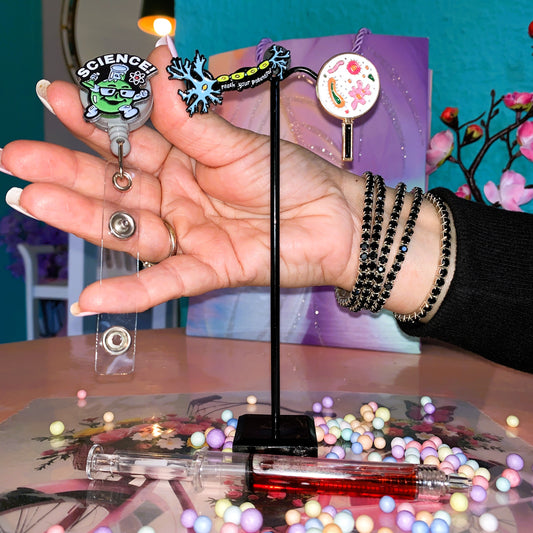 Wissenschaft Set Limitierte Edition 1:1 | Ausweishalter, Pins & Spritzen-Stift – MedPins