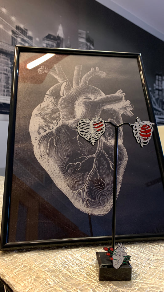 Set Anatómico Vintage del Corazón + 3 Pins Góticos | Heart Anatomy Vintage Art & Gothic Pins 1:1 Limited Edition