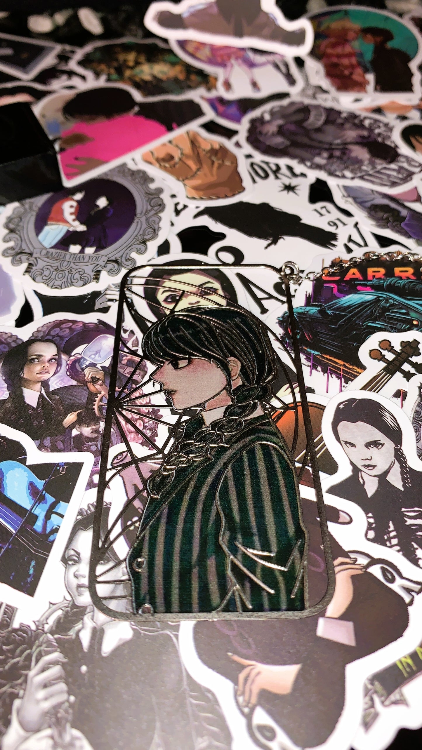 📖 Marcapáginas Metálico “Wednesday Noir” | Wednesday Gothic Metal Bookmark + Hand Charm 🕸️ | Dark Anatomy Halloween Edition | Limited 1:1
