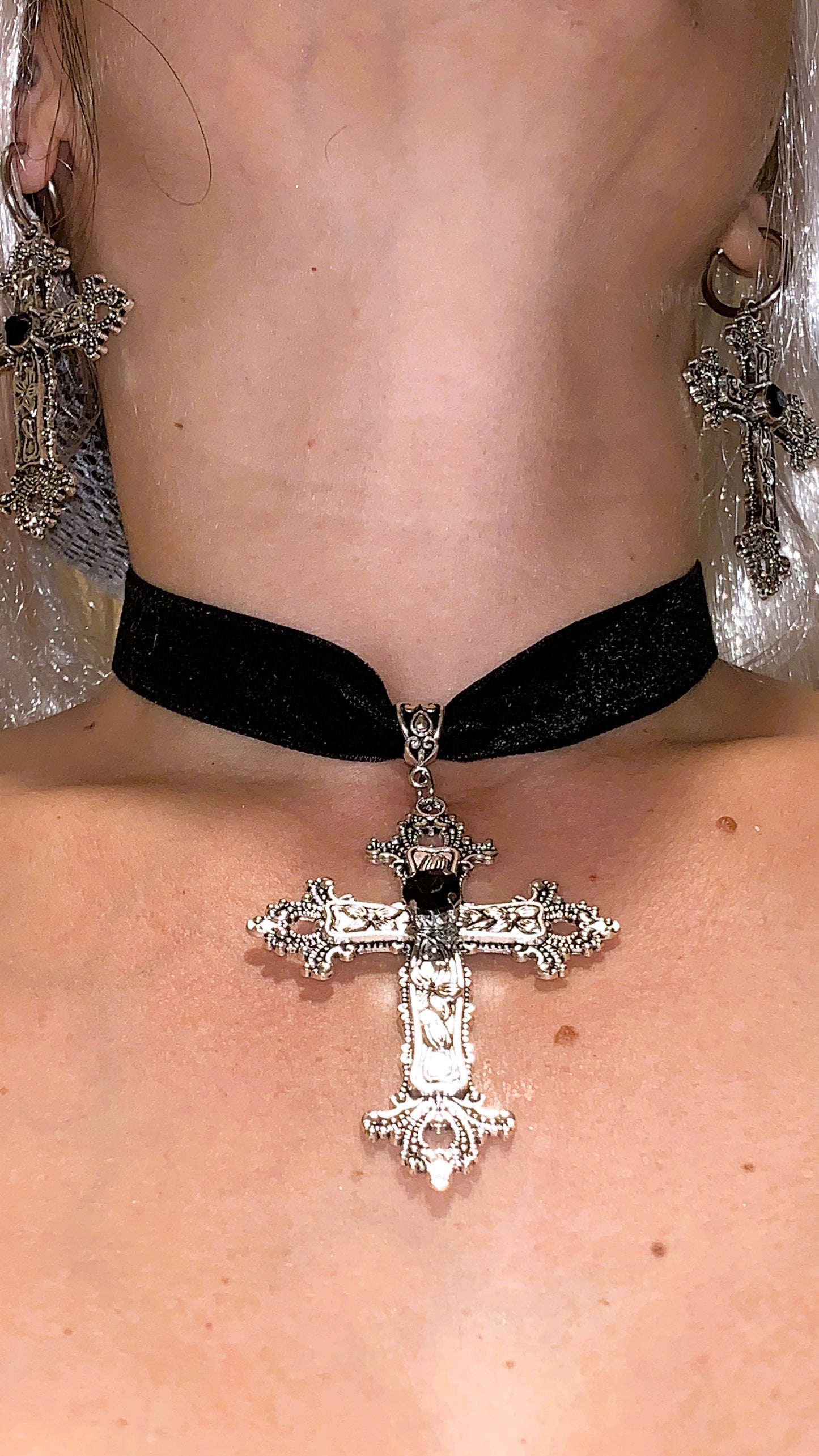 ⚜️ Choker Gótico Cruz Plateada “Dark Faith Deluxe” | Gothic Silver Cross Choker with Black Gem 💀 | Vampire Necklace Limited 1:1