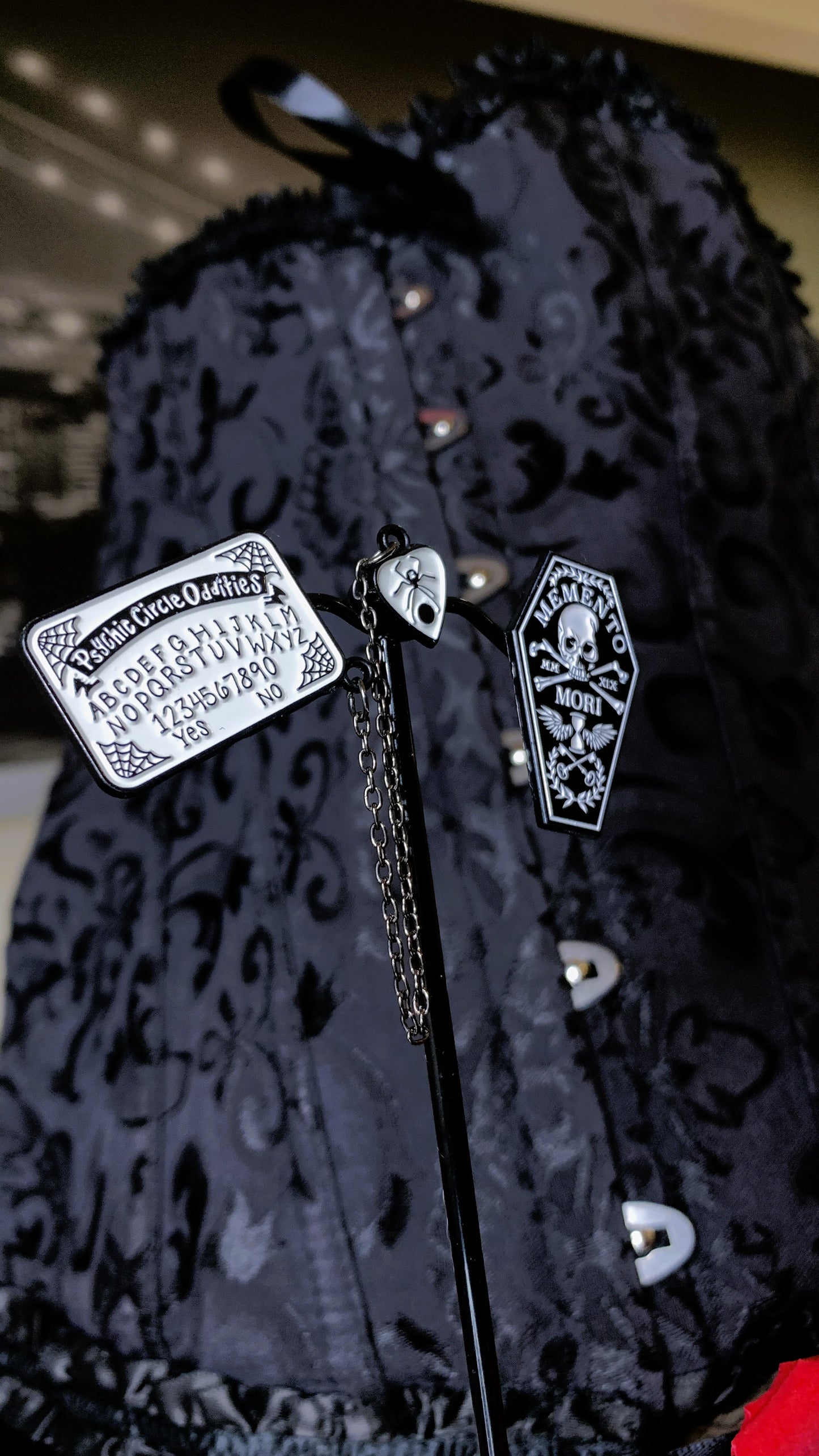 🔮 Set “Memento & Ouija” | 2 Gothic Enamel Pins – Ouija Board + Coffin Design ⚰️ | Dark Anatomy Halloween Edition | Limited 1:1