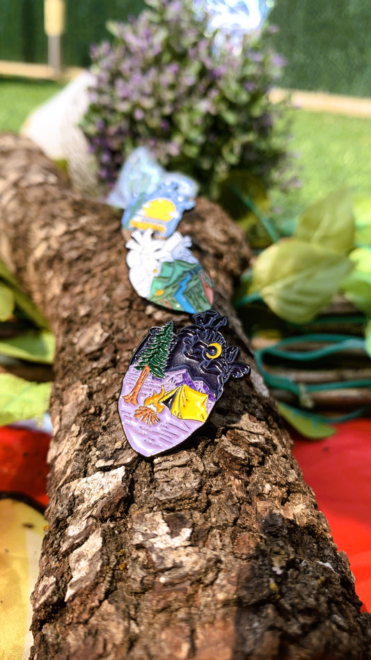 Set de Pins Aventura de Camping (3 piezas) – Hoguera Nocturna, Montaña & Río, Furgoneta Camper | Regalo para Amantes de la Naturaleza, Excursionistas y Vanlife