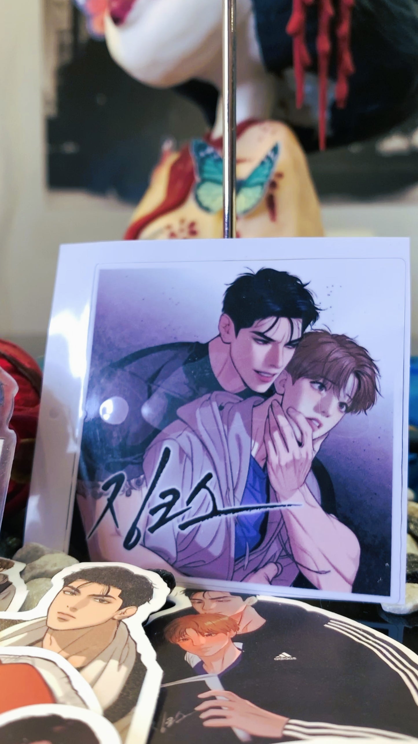 Pack Exclusivo Jinx BL – Llavero Acrílico + 25 Stickers + Sticker Vinílico Premium (Merch Yaoi Manhwa)