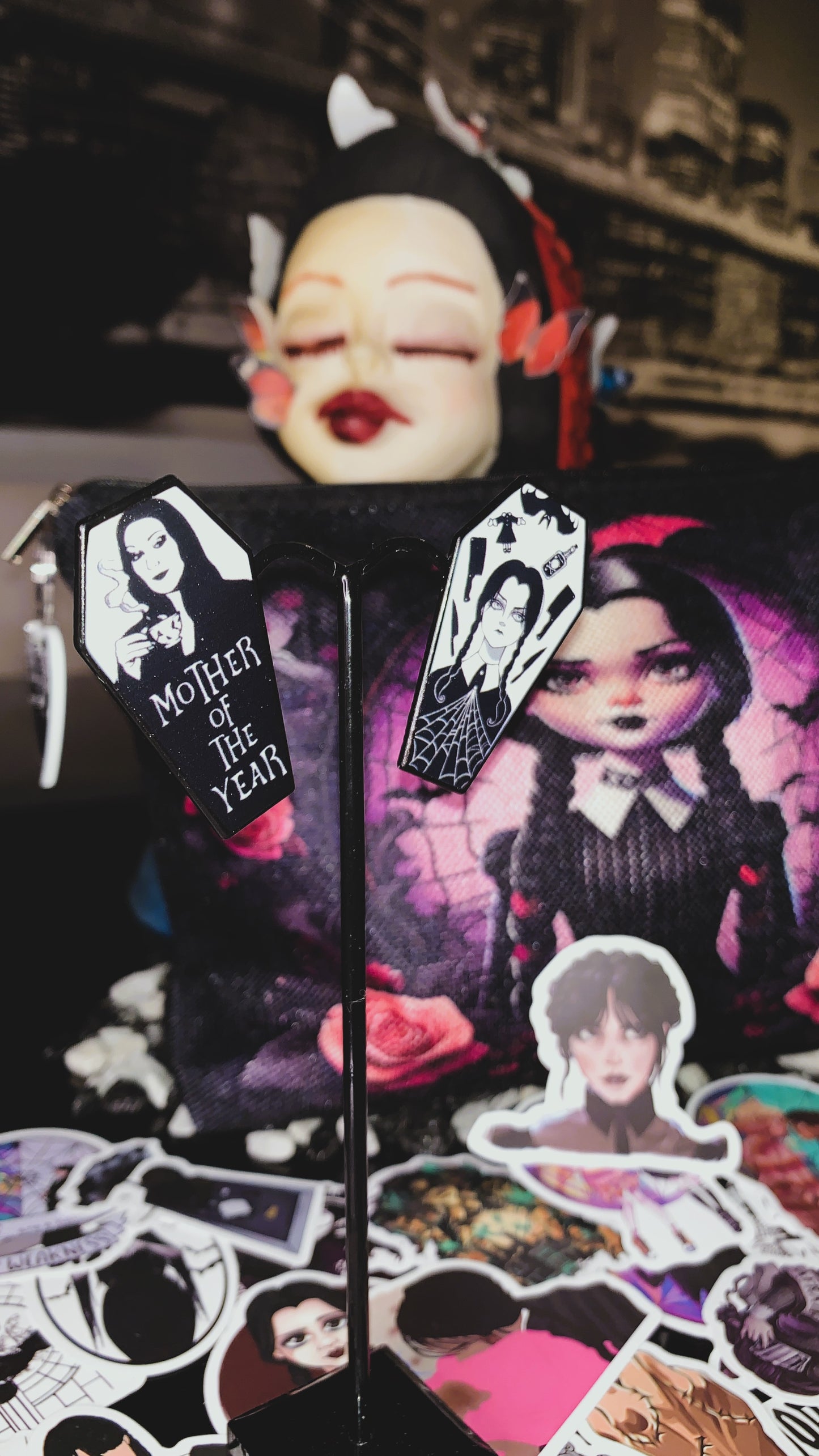 🕸️ Set “Wednesday Shadows” | 3 Gothic Enamel Pins – Morticia, Wednesday & Thing 🖤 | Dark Anatomy Halloween Edition | Limited 1:1