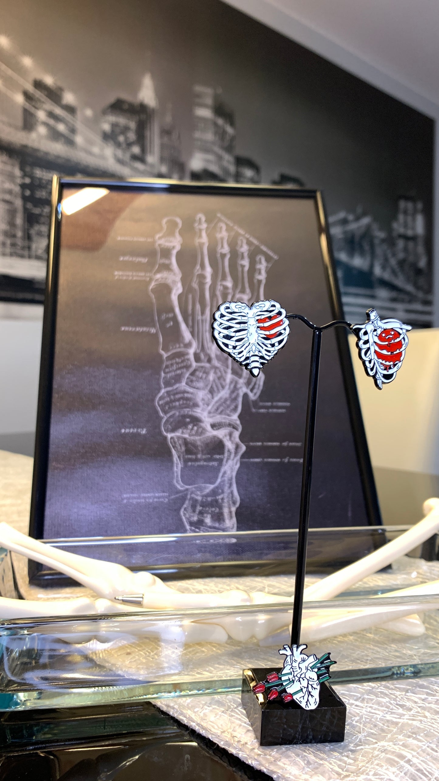 Pack de Arte Anatómico del Pie + 5 Bolígrafos de Huesos + 3 Pins Góticos 1:1 | Limited Edition Anatomical Art & Gothic Pins Set