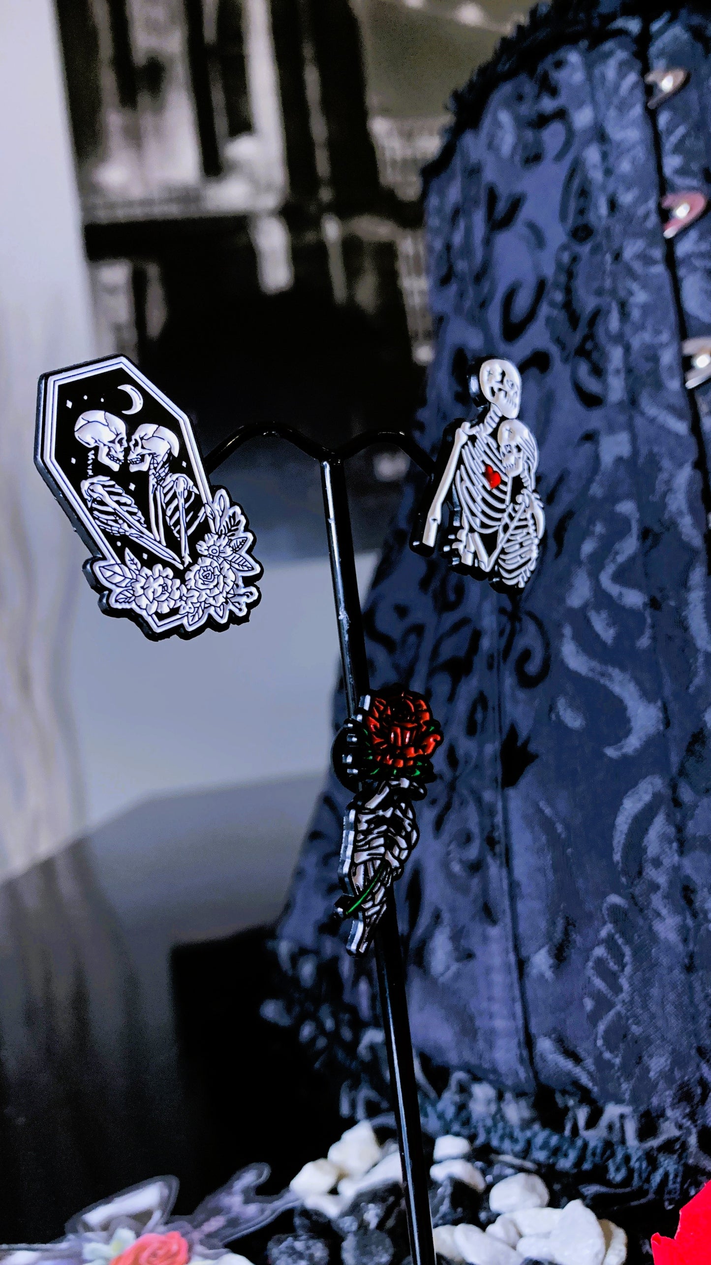 💀 Set “Eternal Love” | 3 Gothic Enamel Pins – Skeleton Lovers + Coffin + Red Rose 🌹 | Dark Anatomy Halloween Edition | Limited 1:1