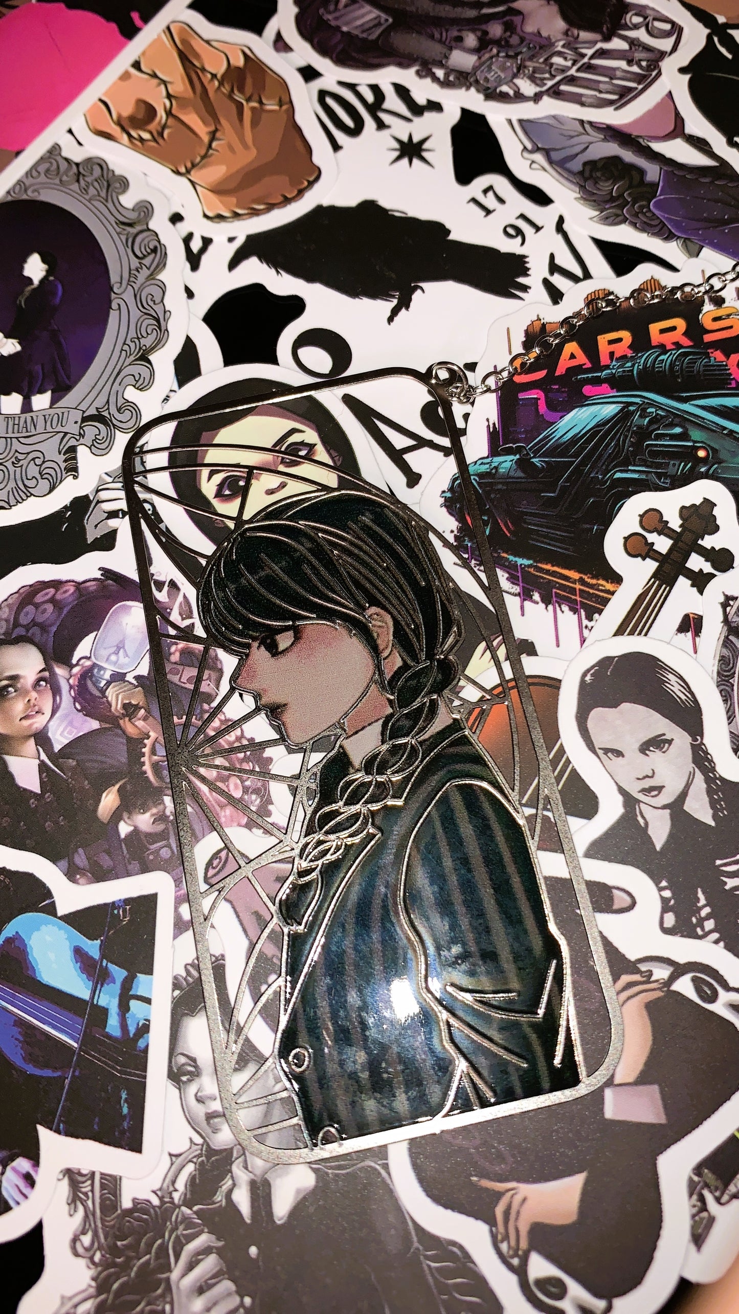 📖 Marcapáginas Metálico “Wednesday Noir” | Wednesday Gothic Metal Bookmark + Hand Charm 🕸️ | Dark Anatomy Halloween Edition | Limited 1:1