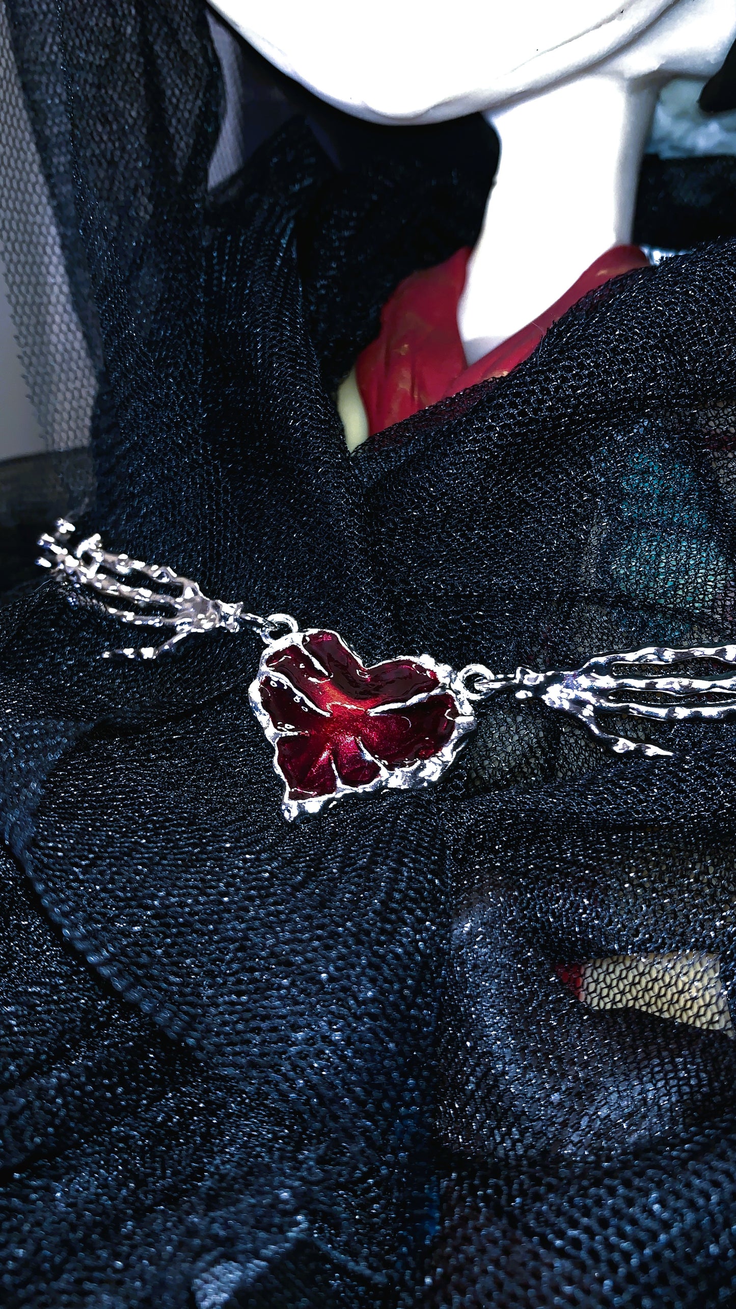 🩸 Choker Anatómico “Crimson Heart Deluxe” | Gothic Hands & Bones Choker with Red Heart 🔥 | Dark Anatomy Jewelry Limited 1:1