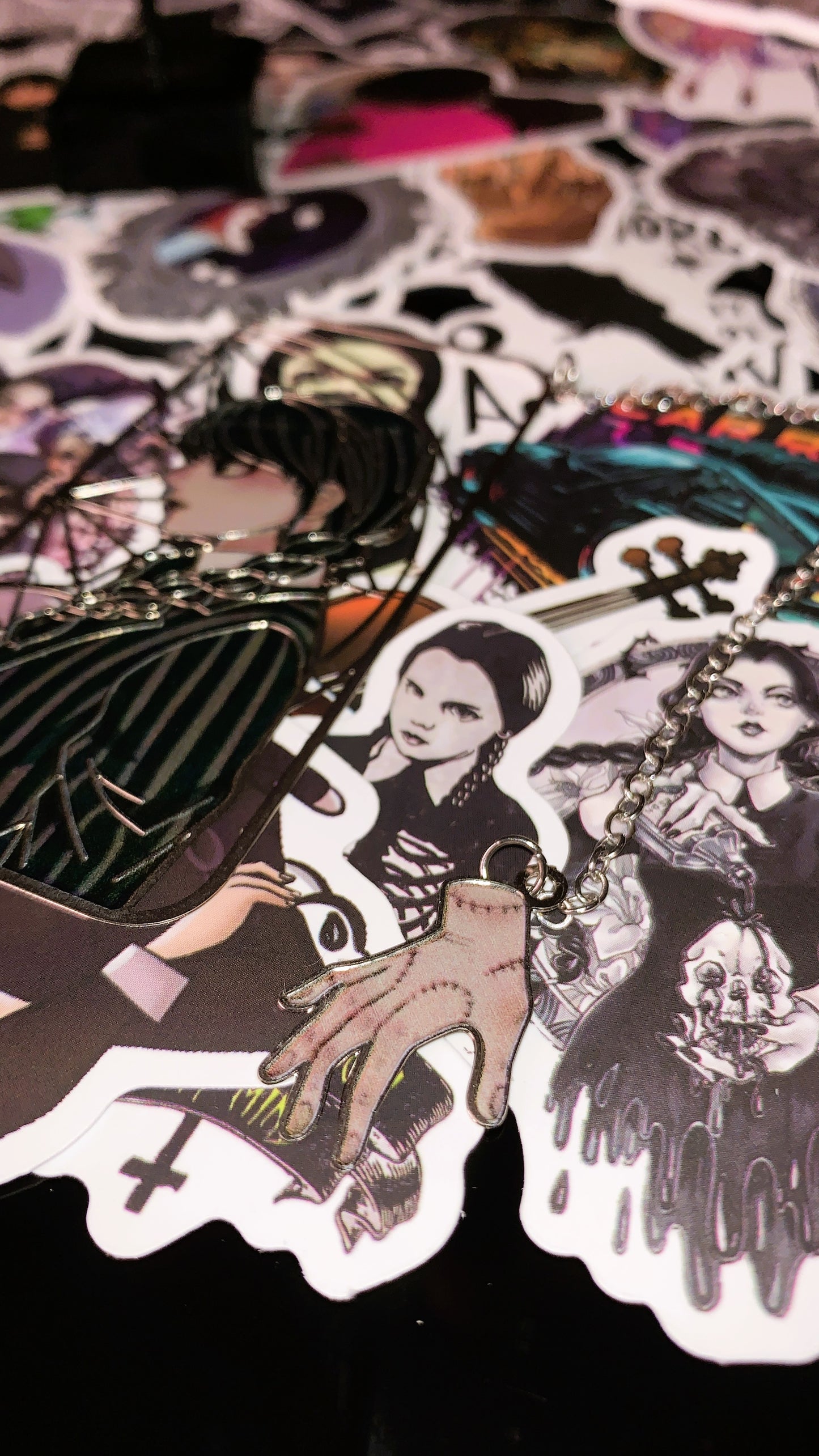 📖 Marcapáginas Metálico “Wednesday Noir” | Wednesday Gothic Metal Bookmark + Hand Charm 🕸️ | Dark Anatomy Halloween Edition | Limited 1:1