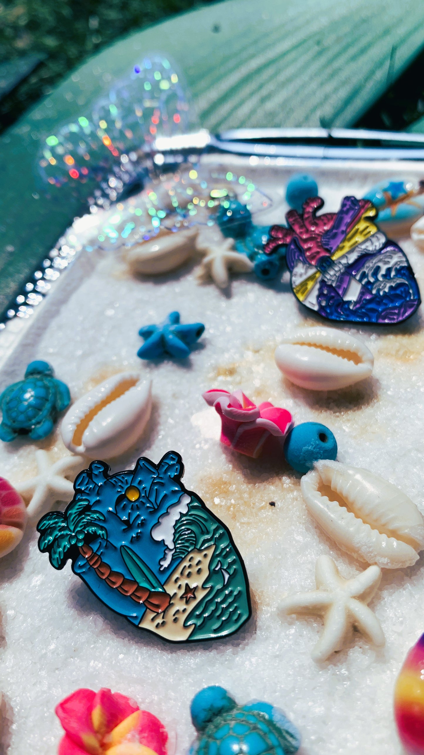 Set de Pins de Corazón Anatómico Oceánico (3 piezas) – Faro, Concha Marina & Playa Tropical | Regalo Único para Coleccionistas y Estudiantes de Medicina