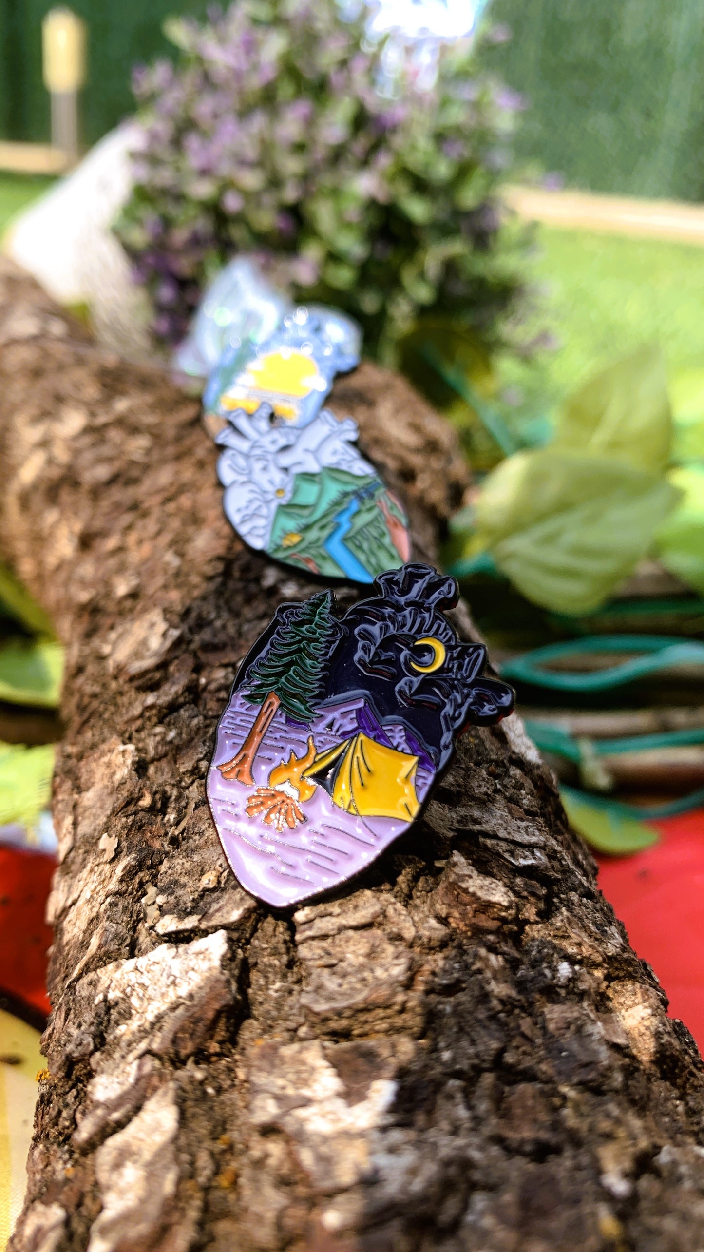 Set de Pins Aventura de Camping (3 piezas) – Hoguera Nocturna, Montaña & Río, Furgoneta Camper | Regalo para Amantes de la Naturaleza, Excursionistas y Vanlife