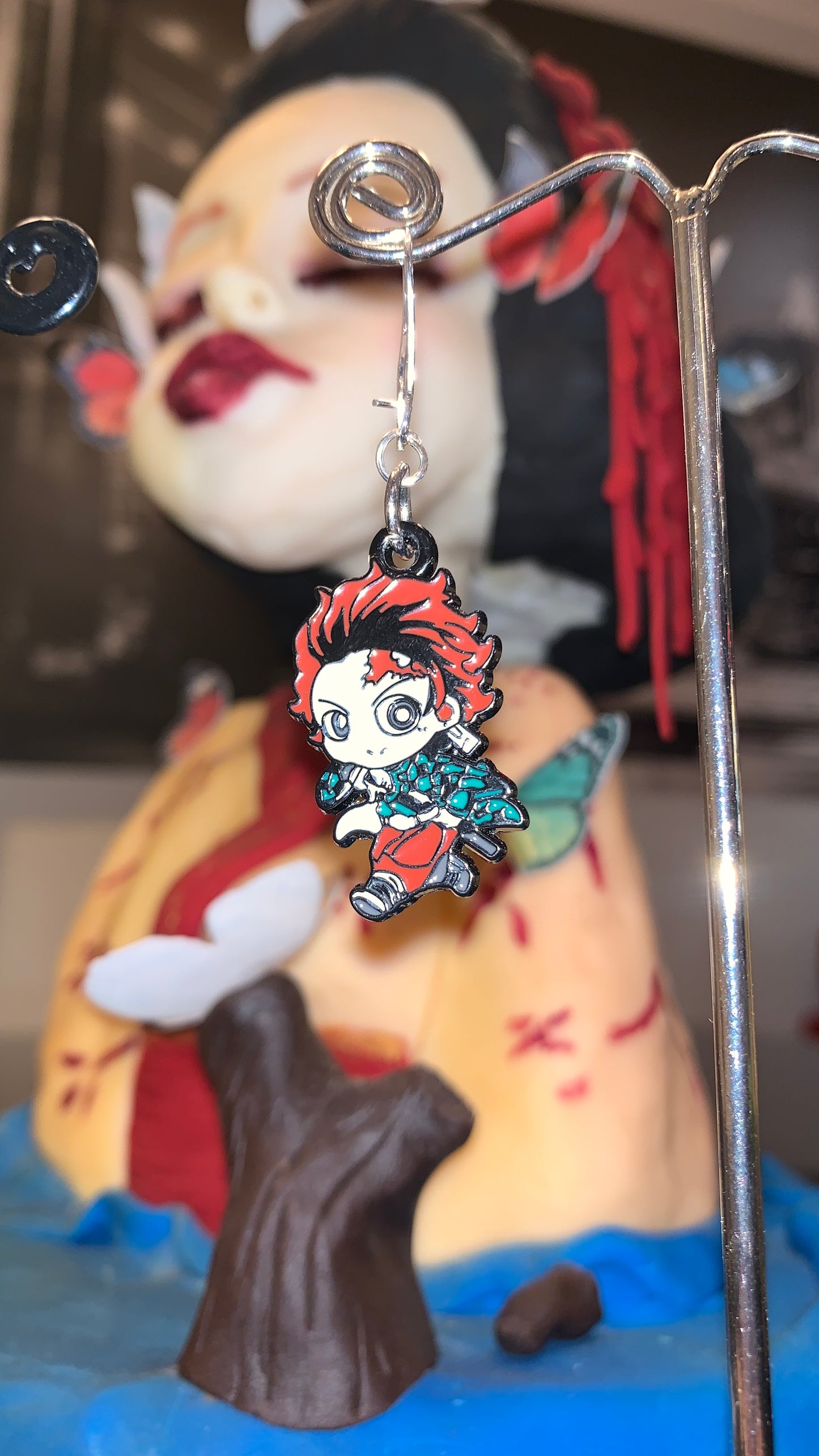 Set de Joyería Demon Slayer – Pendientes Tanjiro + Charm + Collar (4 piezas) | Edición Limitada Regalo Otaku