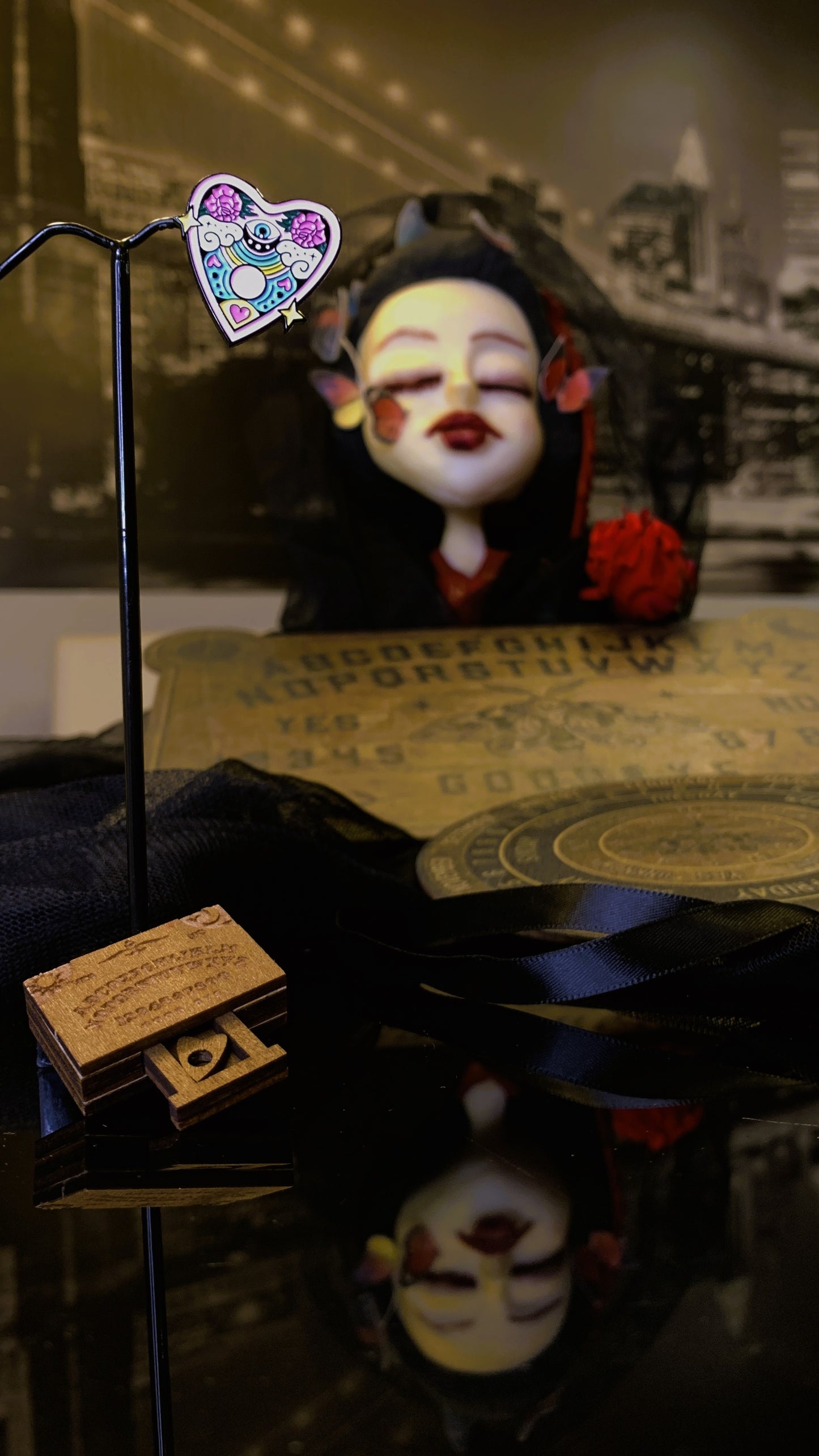 🔮 Set “Ouija Mystic Duo” | Mini Caja Decorativa Ouija + Pin Planchette Psicodélica 💫 | Edición Limitada 1:1