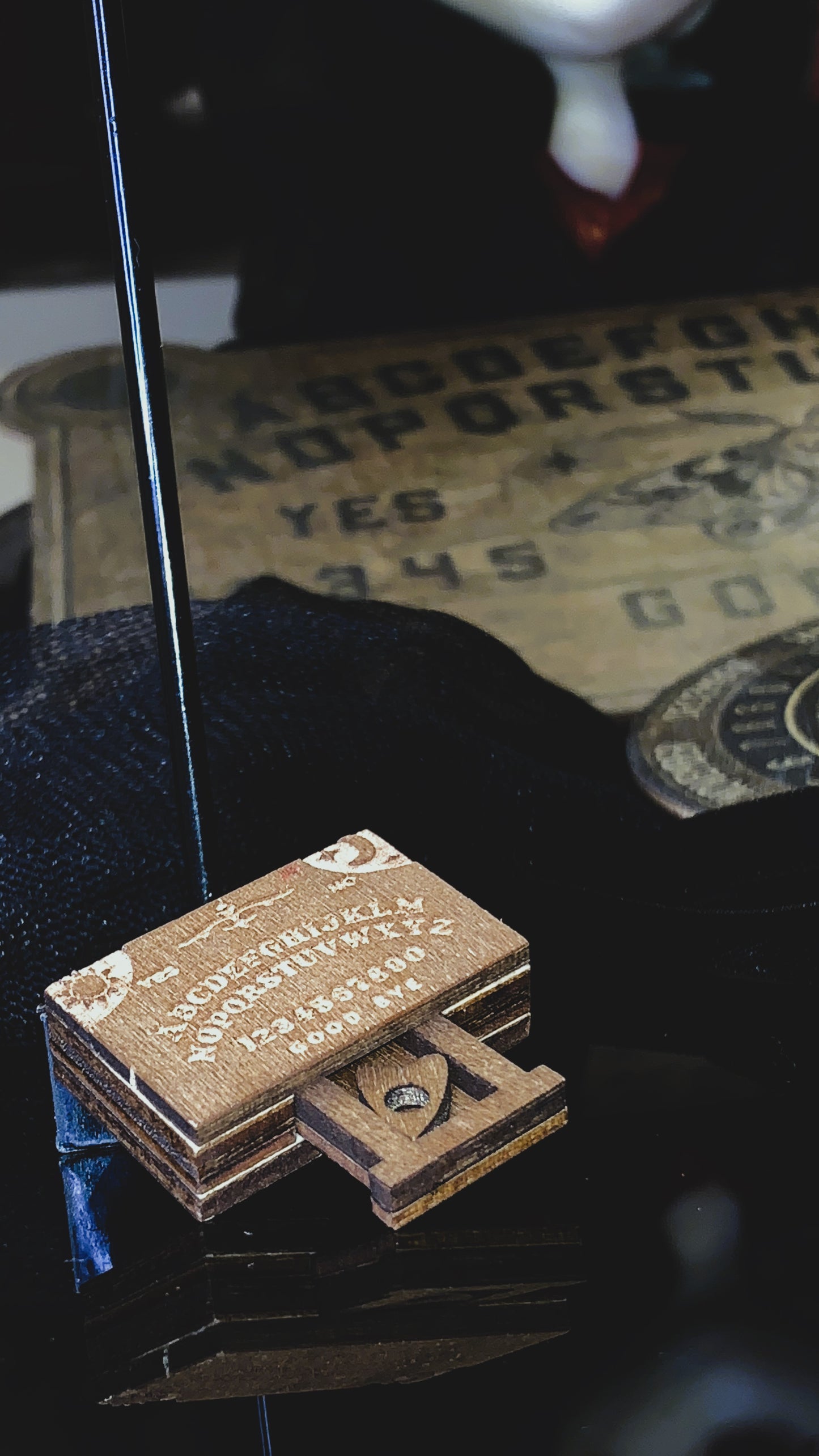 🔮 Set “Ouija Mystic Duo” | Mini Caja Decorativa Ouija + Pin Planchette Psicodélica 💫 | Edición Limitada 1:1