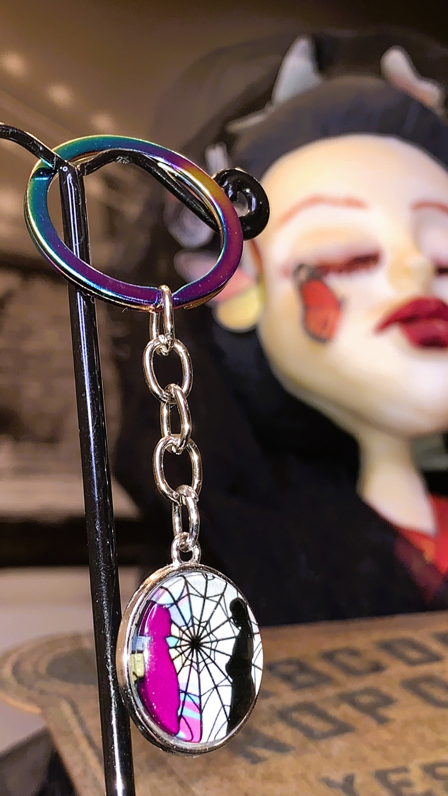 🕷️ Set “Wednesday Gothic Duo” | Pastillero con Espejo + Llavero Wednesday con Cadena Tornasol ⚜️ | Edición Limitada 1:1