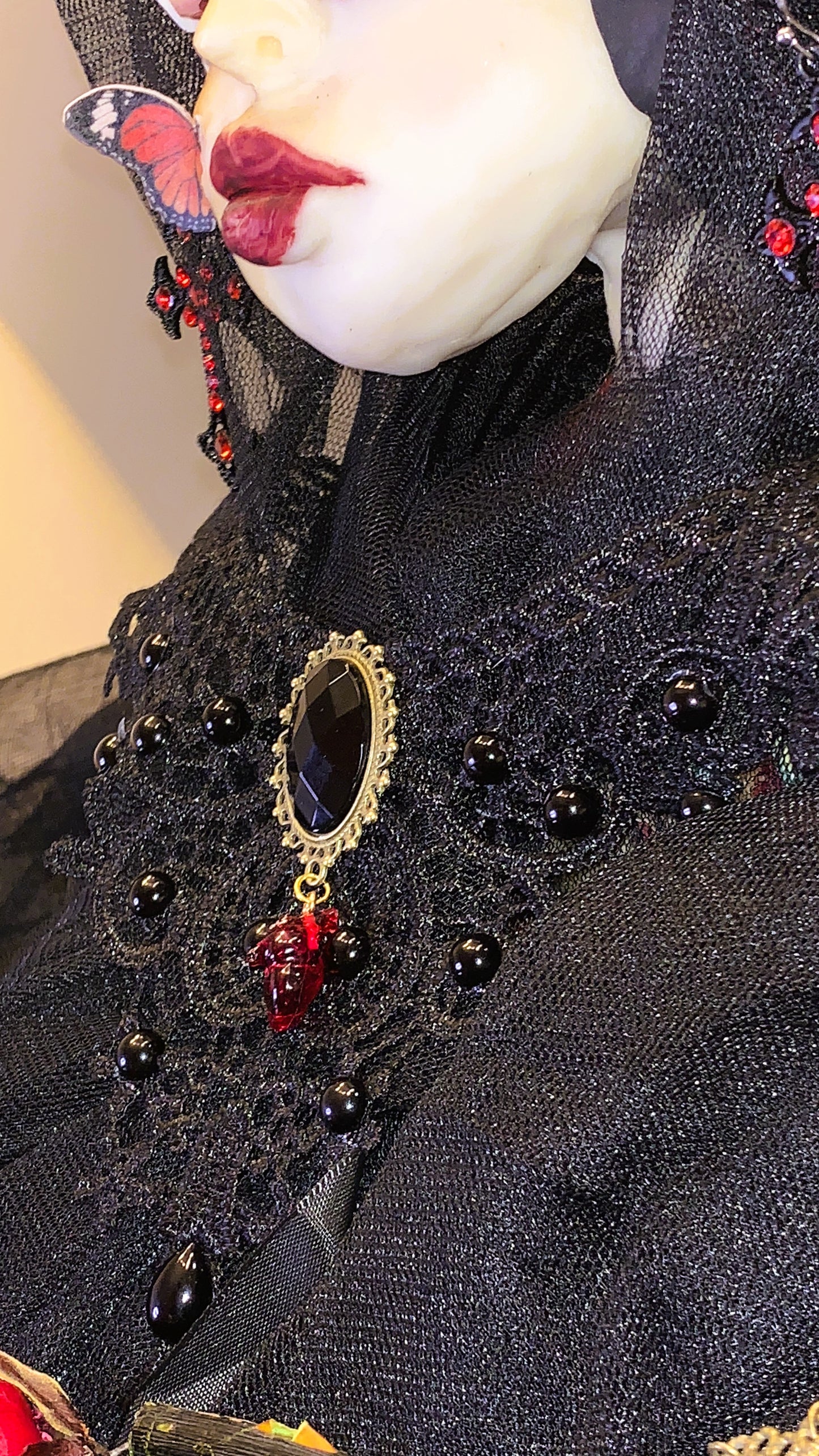 🖤 Choker “Dark Heart Elegance” | Gargantilla Gótica con Incrustación Negra y Corazón Anatómico Rojo 💀 | Edición Limitada 1:1