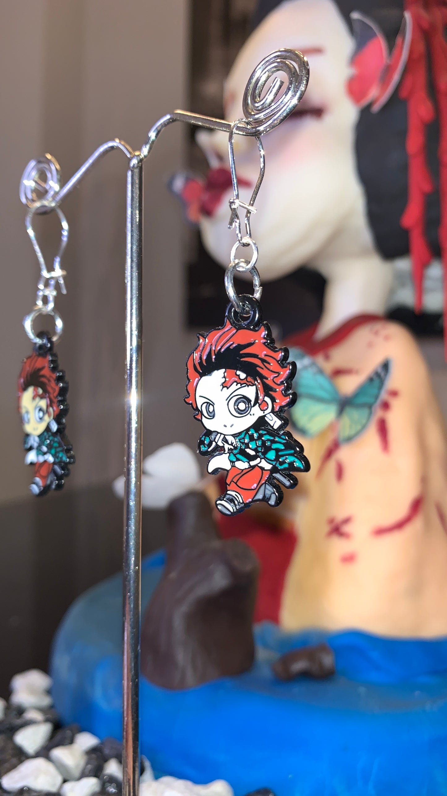 Set de Joyería Demon Slayer – Pendientes Tanjiro + Charm + Collar (4 piezas) | Edición Limitada Regalo Otaku