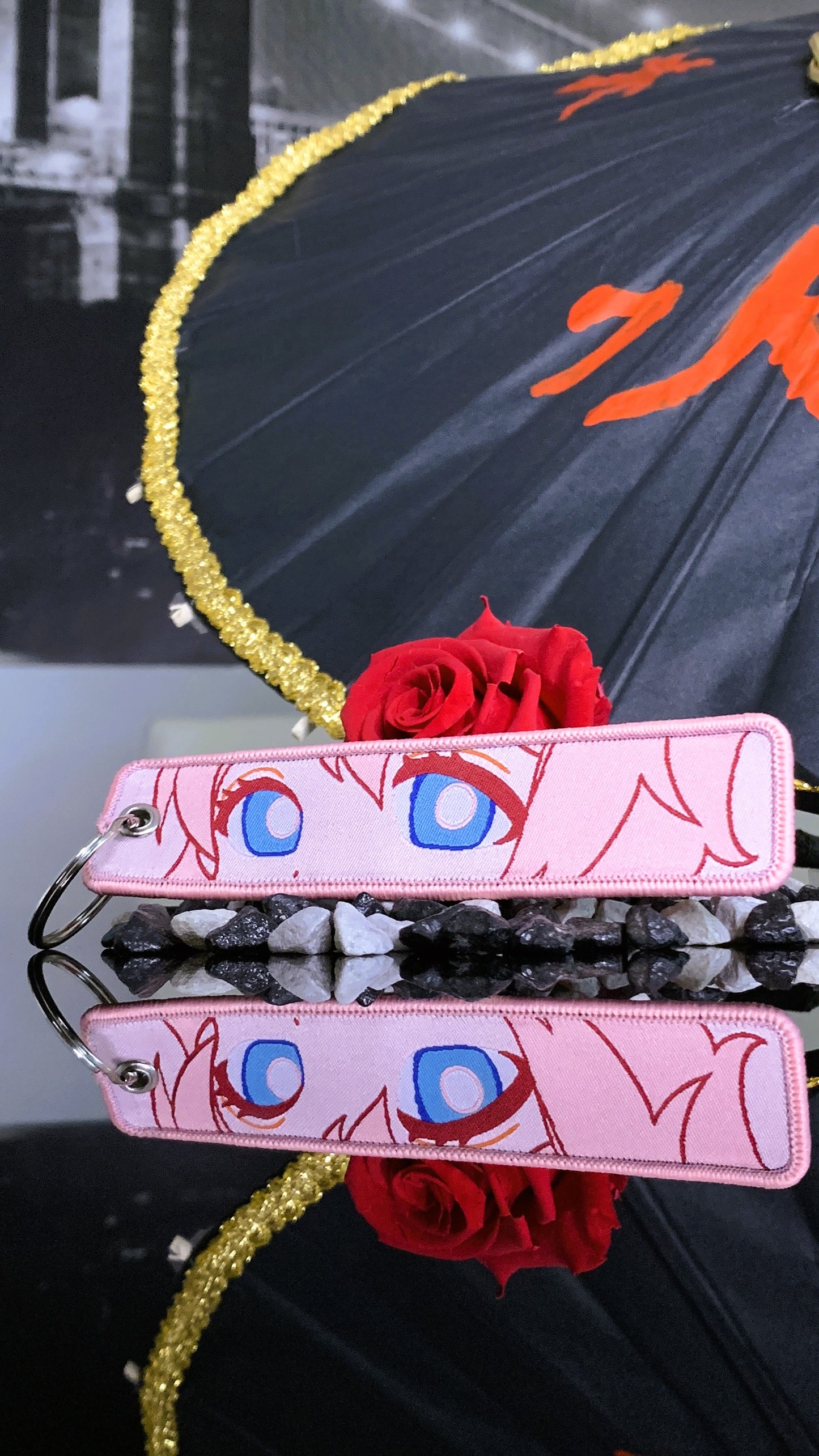 Tag de Tela Mitsuri – Llavero Bordado Doble Cara | Coleccionable Demon Slayer & Regalo Otaku