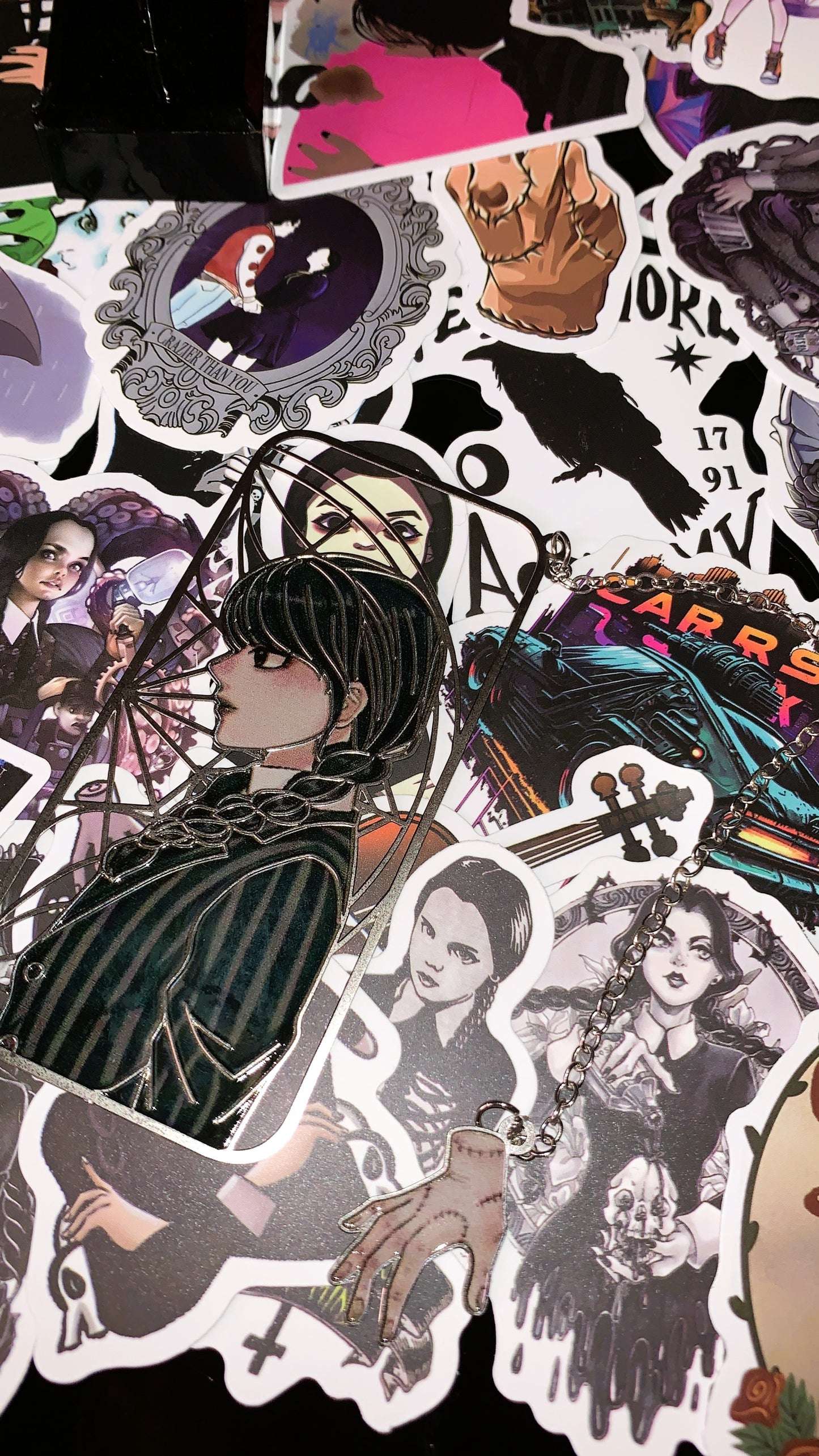 📖 Marcapáginas Metálico “Wednesday Noir” | Wednesday Gothic Metal Bookmark + Hand Charm 🕸️ | Dark Anatomy Halloween Edition | Limited 1:1