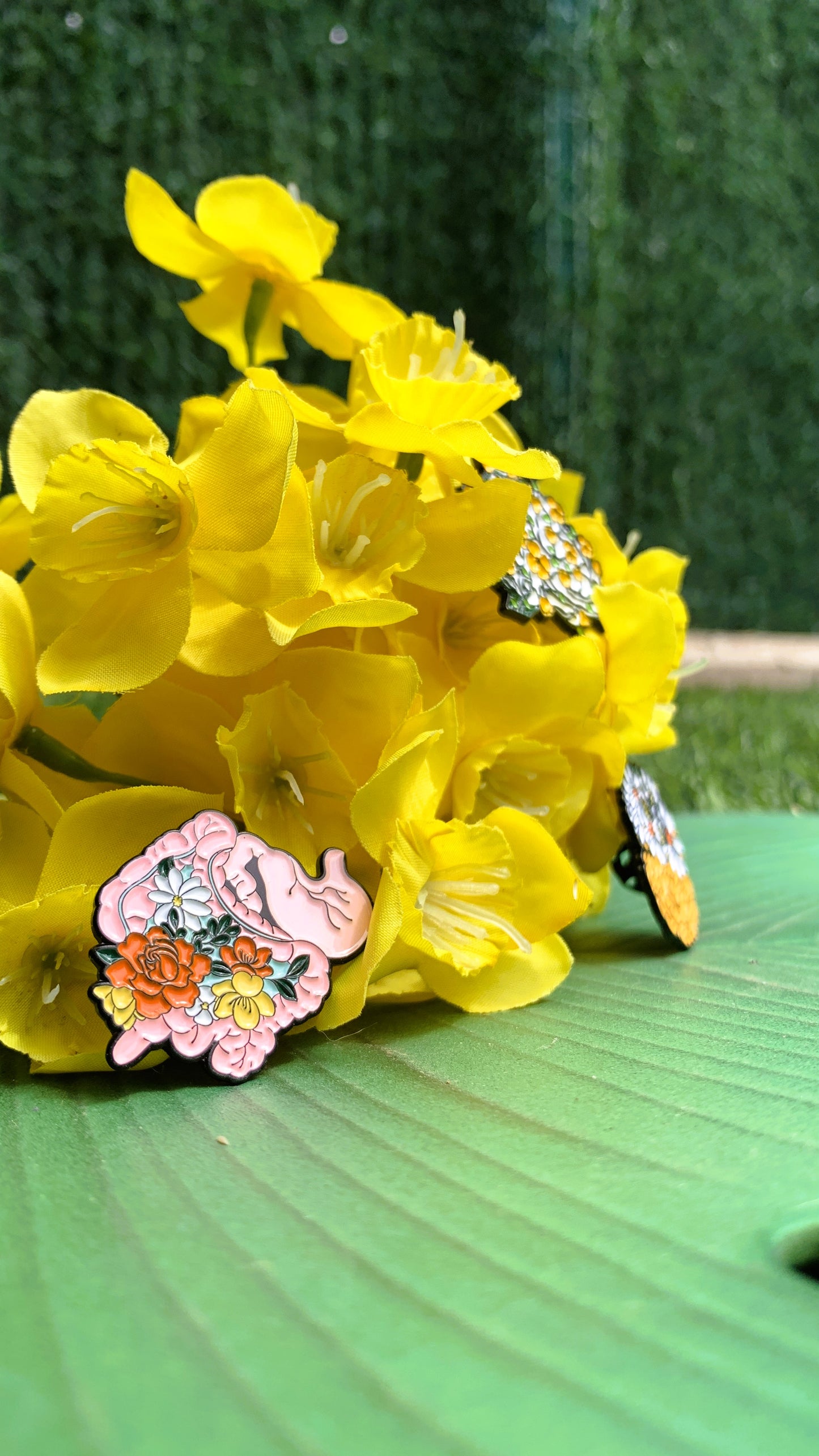 Set de Pins de Anatomía con Flores (3 piezas) – Cerebro & Intestino Floral | Regalo Único para Estudiantes de Medicina, Médicos y Amantes de la Naturaleza