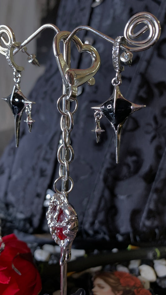 🖤 Llavero “Caged Heart” | Gothic Red Heart Keychain – Dark Anatomy Halloween Edition 🕸️ | 1:1 Limited Edition