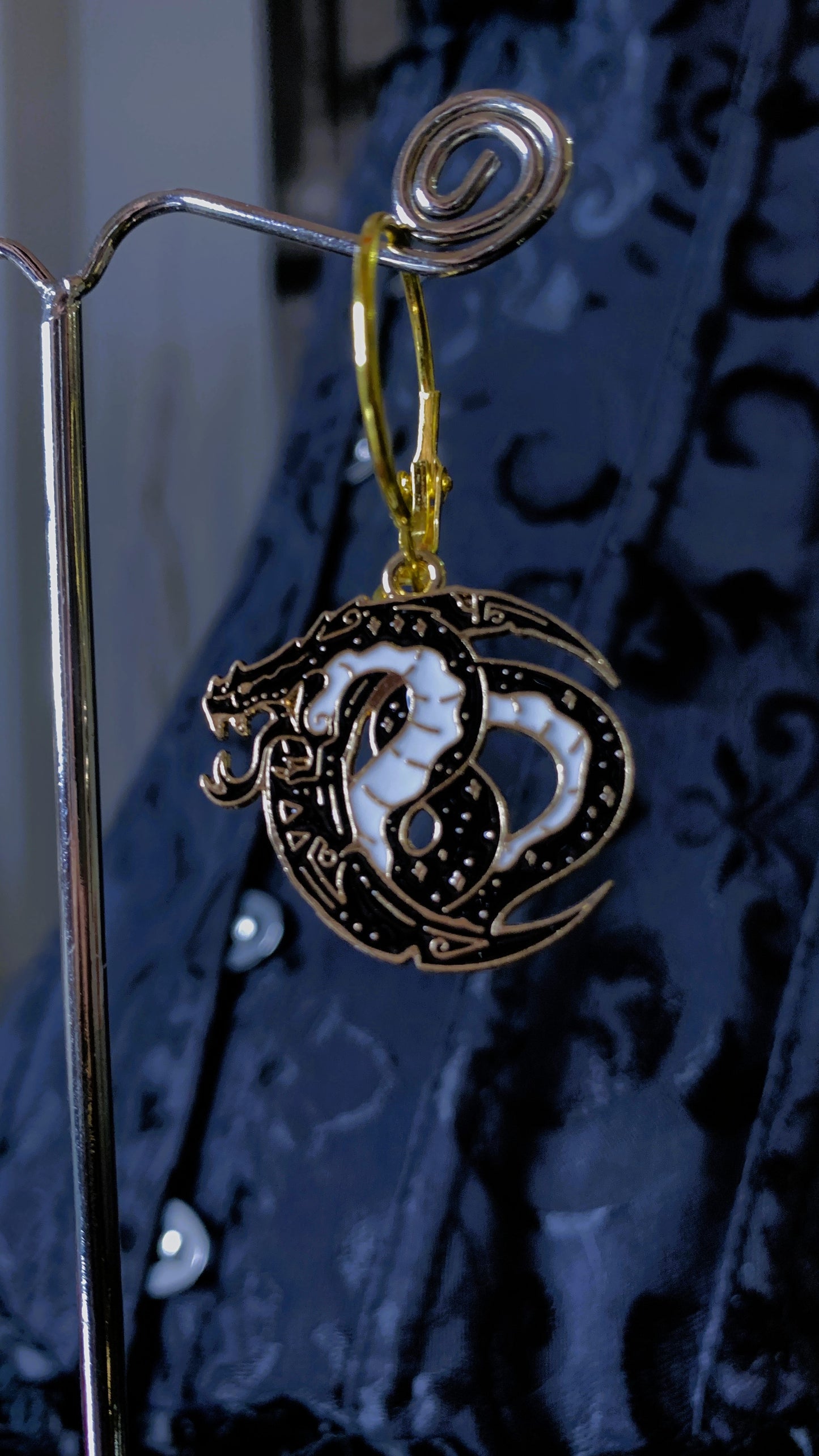 🐉 Pendiente “Golden Dragon” | Gothic Black & Gold Dragon Earring – Dark Anatomy Halloween Edition 🕸️ | 1:1 Limited Edition