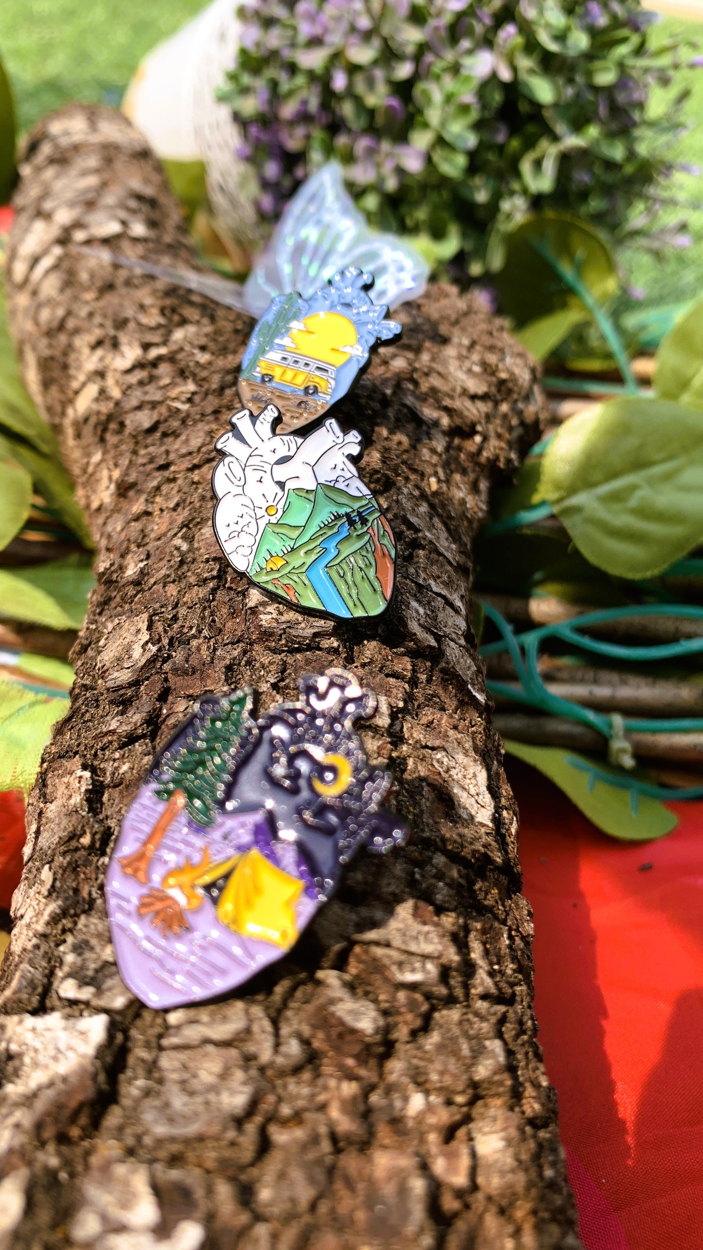 Set de Pins Aventura de Camping (3 piezas) – Hoguera Nocturna, Montaña & Río, Furgoneta Camper | Regalo para Amantes de la Naturaleza, Excursionistas y Vanlife