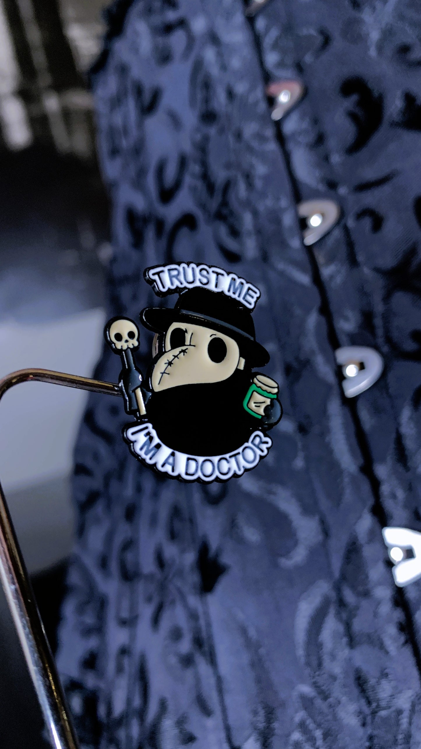 ⚕️ Pin “Trust Me, I’m a Doctor” | Gothic Plague Doctor Enamel Pin 🖤 | Dark Anatomy Halloween Edition | Limited 1:1