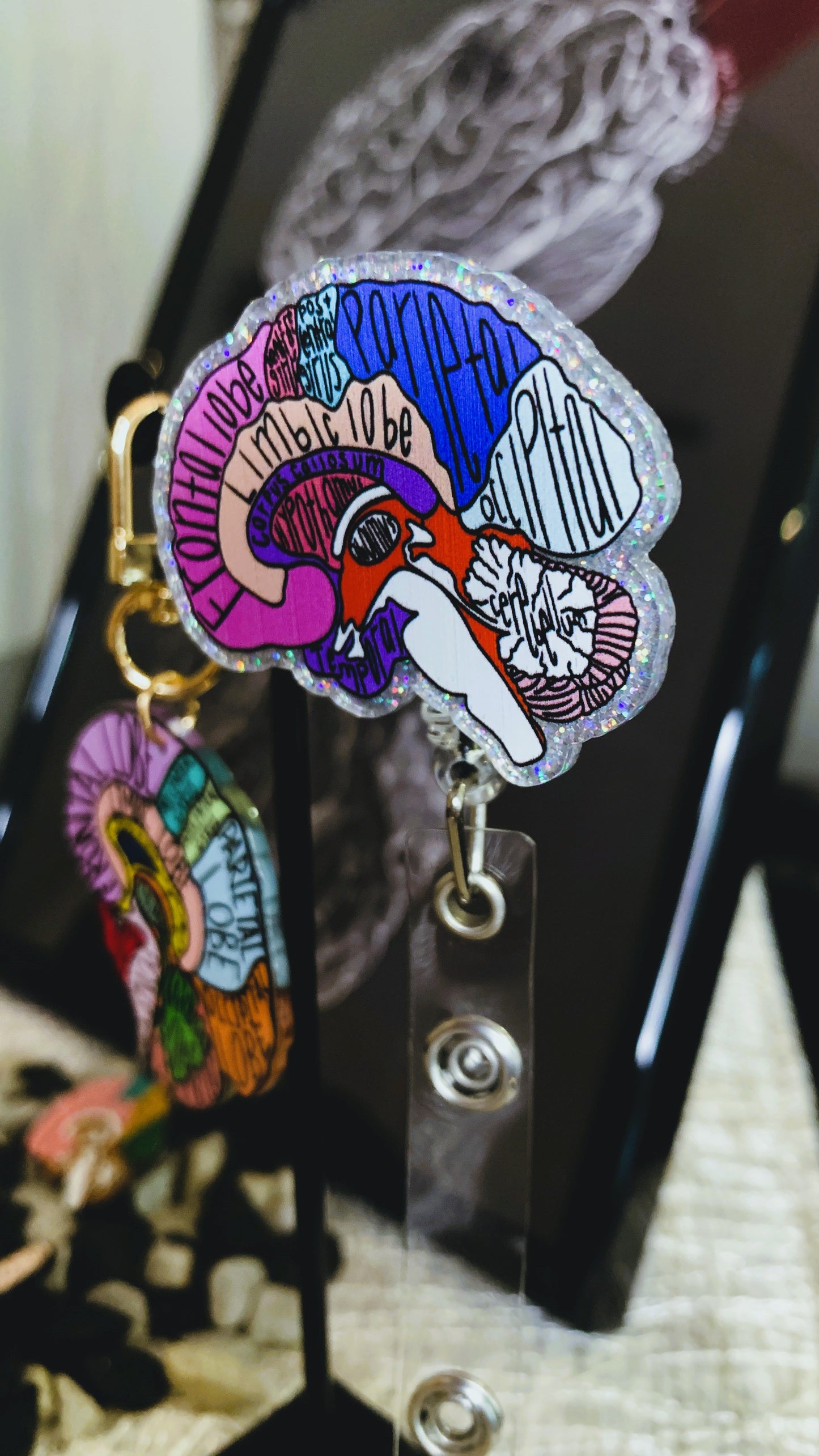 Set de Lujo Anatomía Cerebral – Edición Limitada (1/1) | Porta-Credencial Retráctil, Llavero, Póster en Marco & 3 Pins Esmaltados