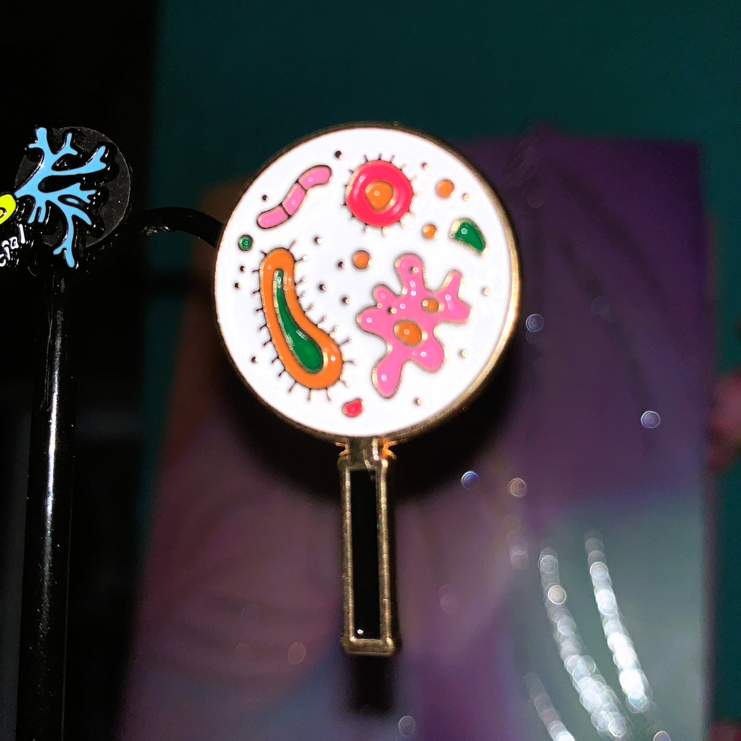 Wissenschaft Set Limitierte Edition 1:1 | Ausweishalter, Pins & Spritzen-Stift – MedPins