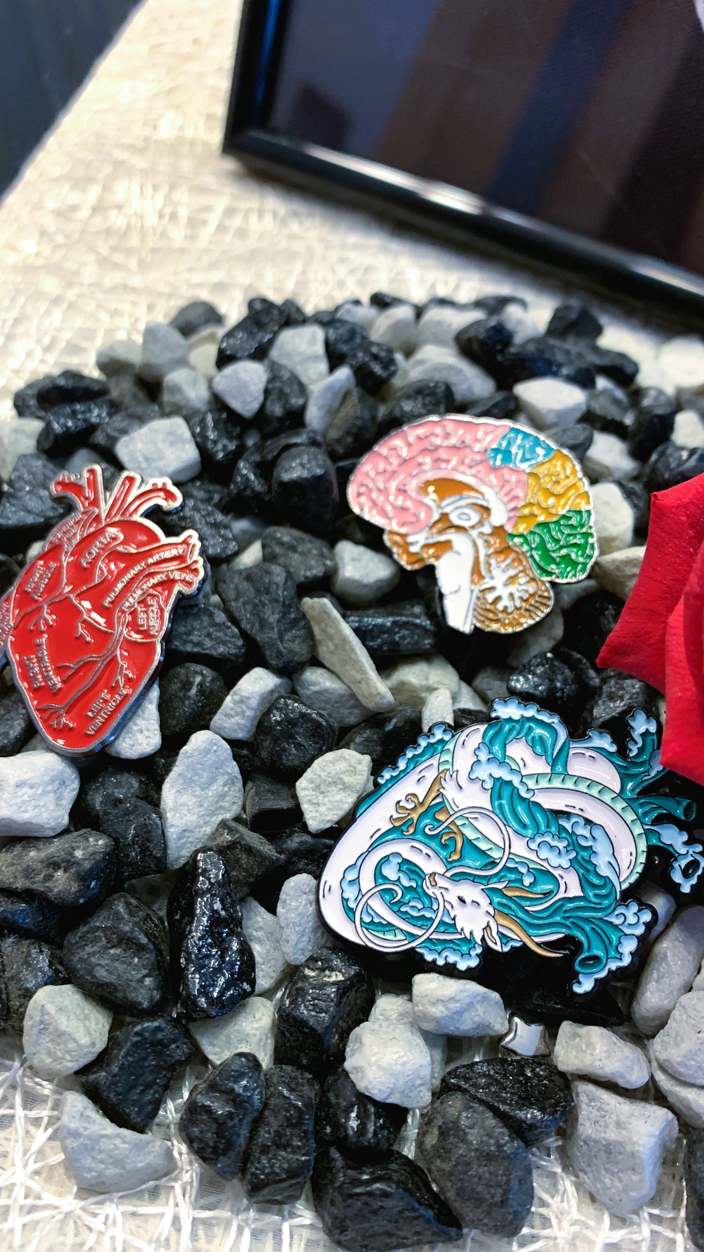 Set Maxi Pins Esmaltados (3 piezas) – Cerebro Anatómico, Corazón & Dragón Japonés | Pins Médicos & Estilo Gótico