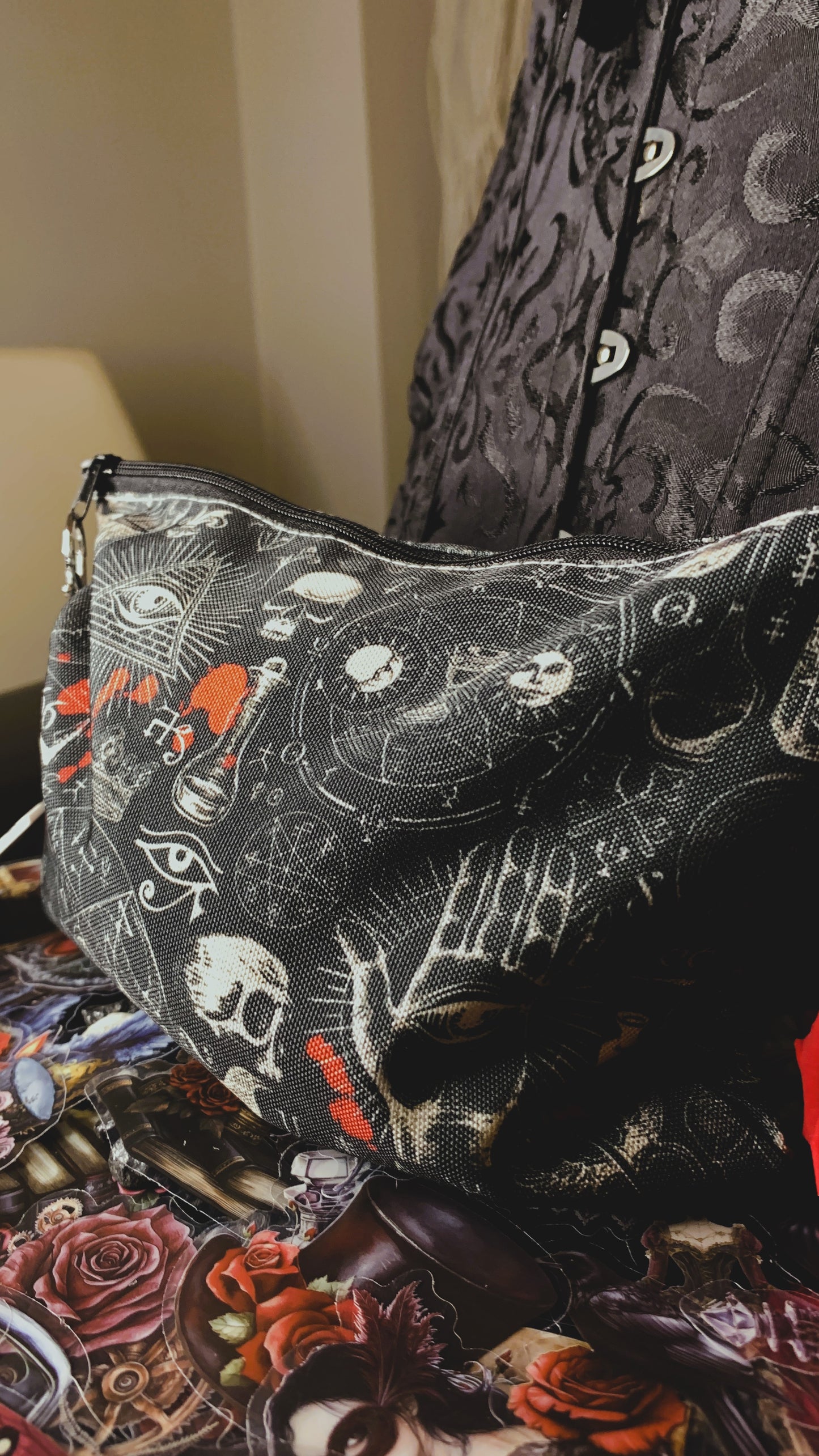 Estuche “Ouija Noir” | Gothic Ouija Board Pouch – Dark Anatomy Halloween Edition 🔮 | 1:1 Limited Edition