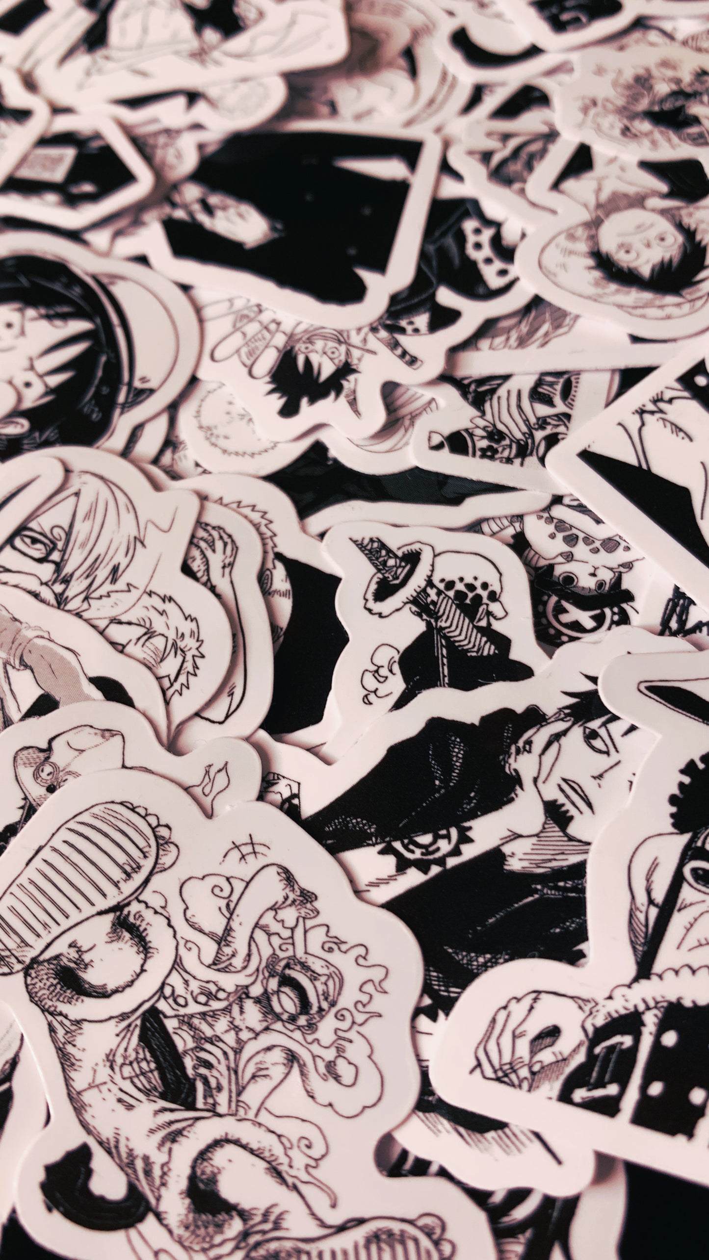 One Piece Sticker Pack (25 Stück) – Schwarz-Weiße Anime Sticker – Luffy, Zoro, Nami, Chopper, Ace, Brook und mehr | Geschenk für Manga-Fans