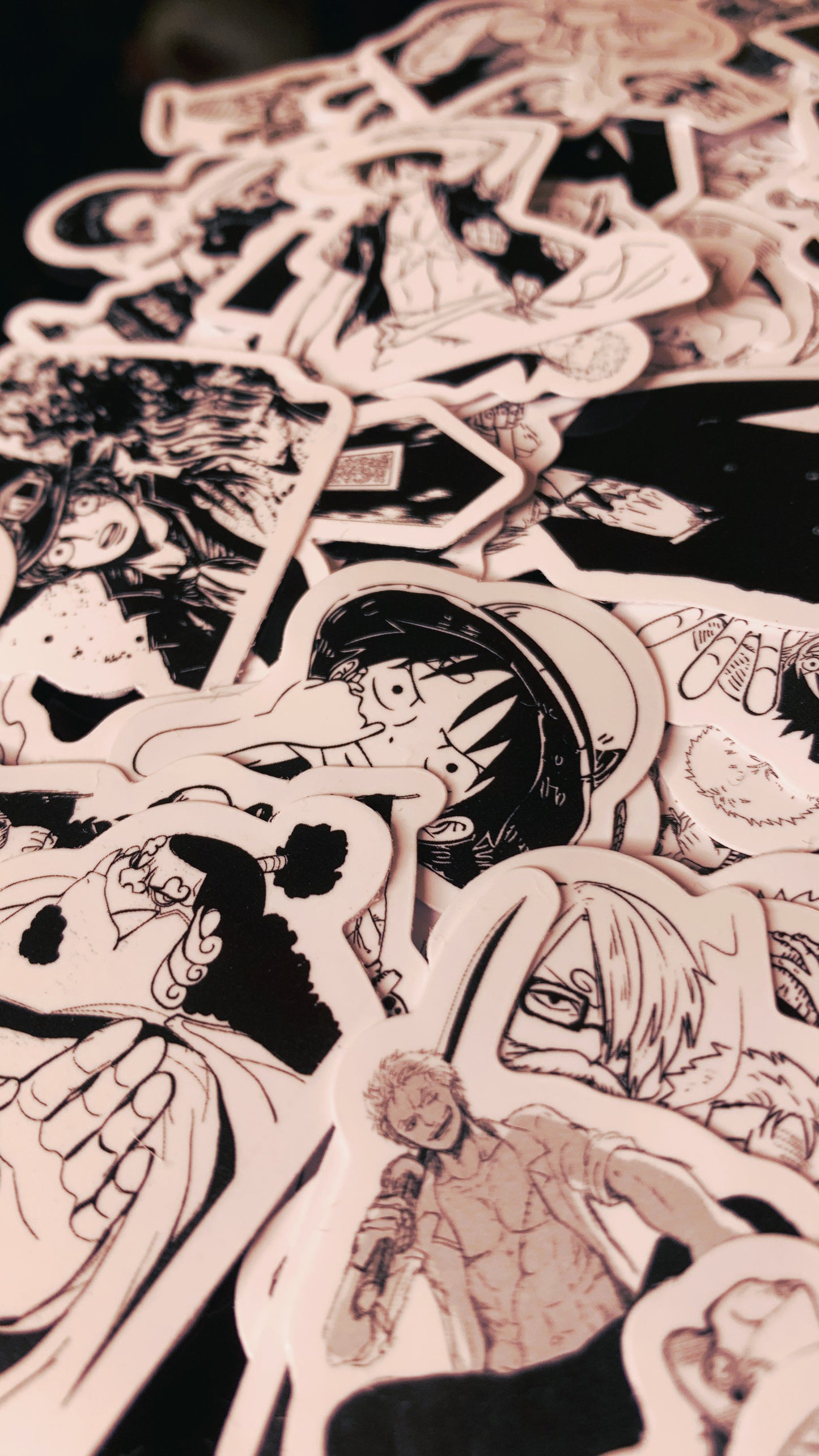 One Piece Sticker Pack (25 Stück) – Schwarz-Weiße Anime Sticker – Luffy, Zoro, Nami, Chopper, Ace, Brook und mehr | Geschenk für Manga-Fans