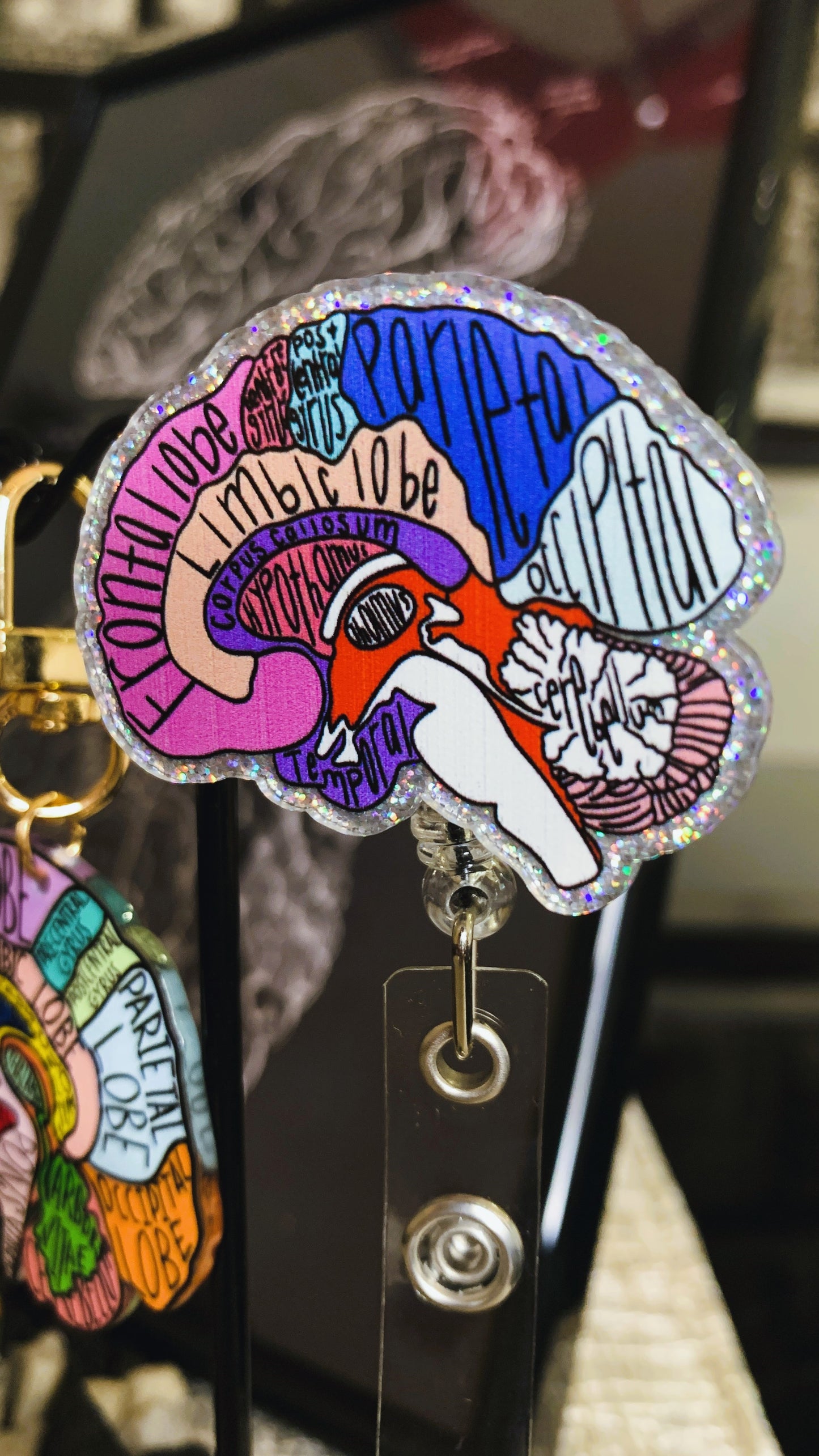 Set de Lujo Anatomía Cerebral – Edición Limitada (1/1) | Porta-Credencial Retráctil, Llavero, Póster en Marco & 3 Pins Esmaltados