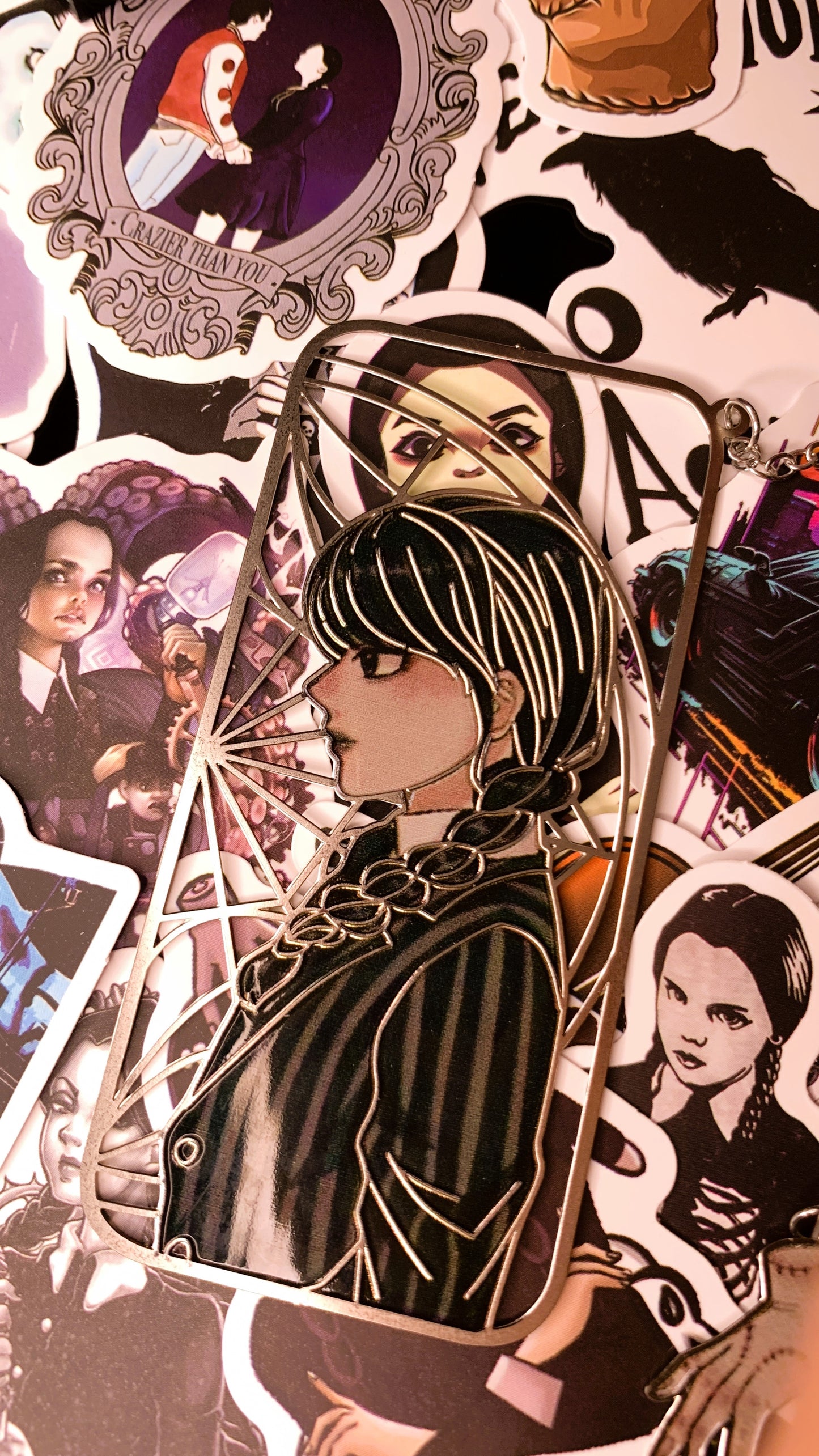 📖 Marcapáginas Metálico “Wednesday Noir” | Wednesday Gothic Metal Bookmark + Hand Charm 🕸️ | Dark Anatomy Halloween Edition | Limited 1:1