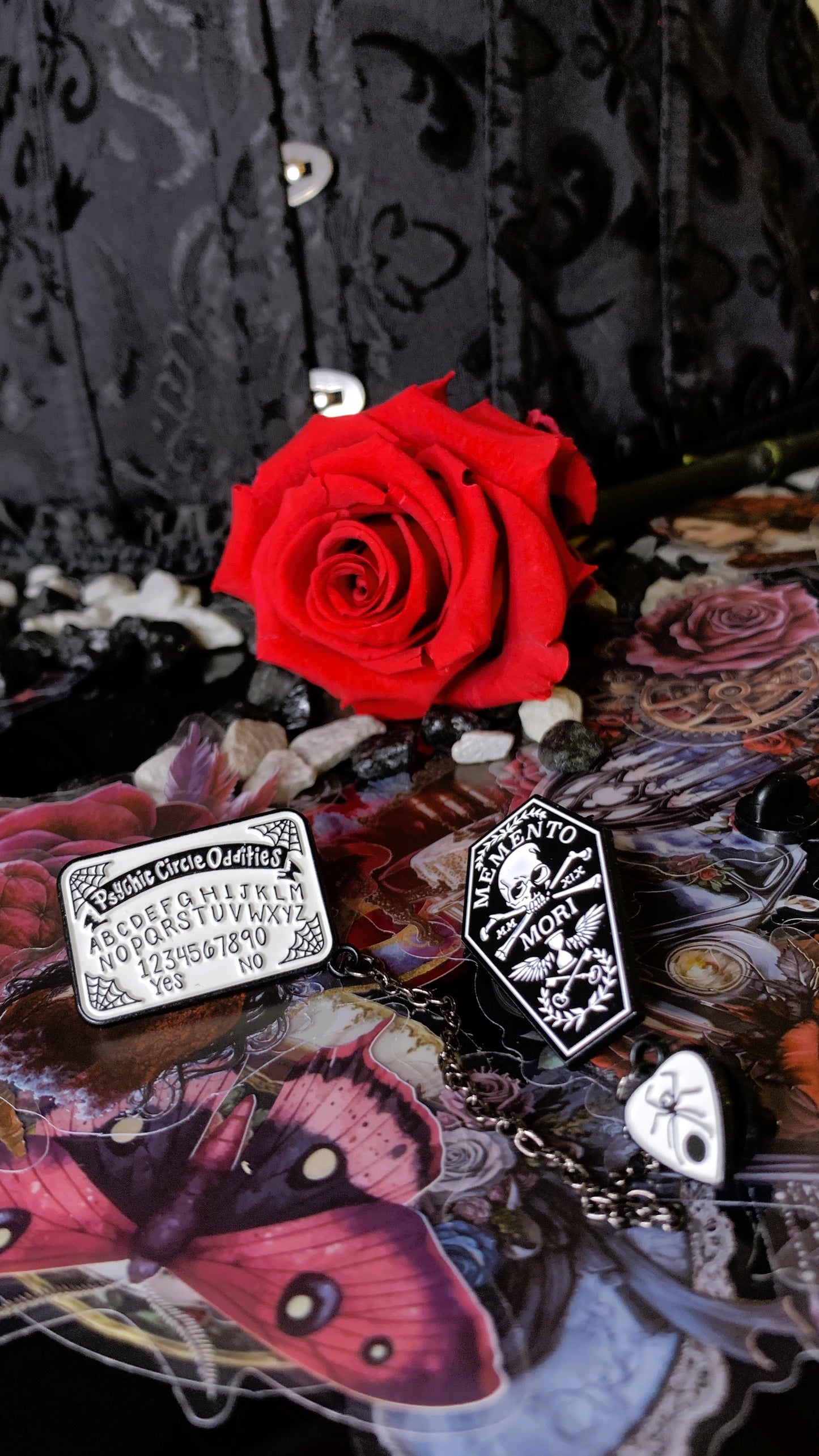 🔮 Set “Memento & Ouija” | 2 Gothic Enamel Pins – Ouija Board + Coffin Design ⚰️ | Dark Anatomy Halloween Edition | Limited 1:1