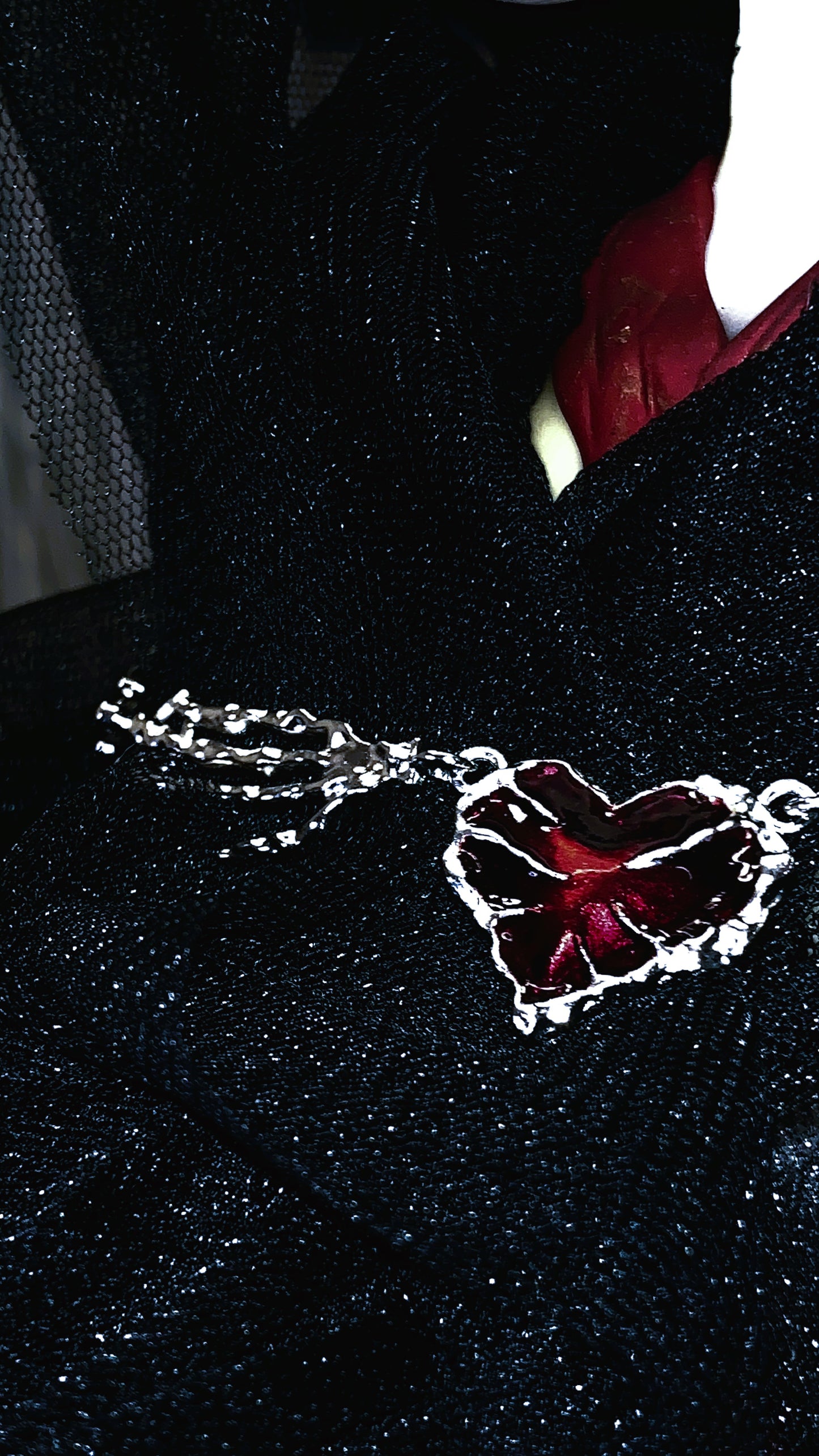 🩸 Choker Anatómico “Crimson Heart Deluxe” | Gothic Hands & Bones Choker with Red Heart 🔥 | Dark Anatomy Jewelry Limited 1:1