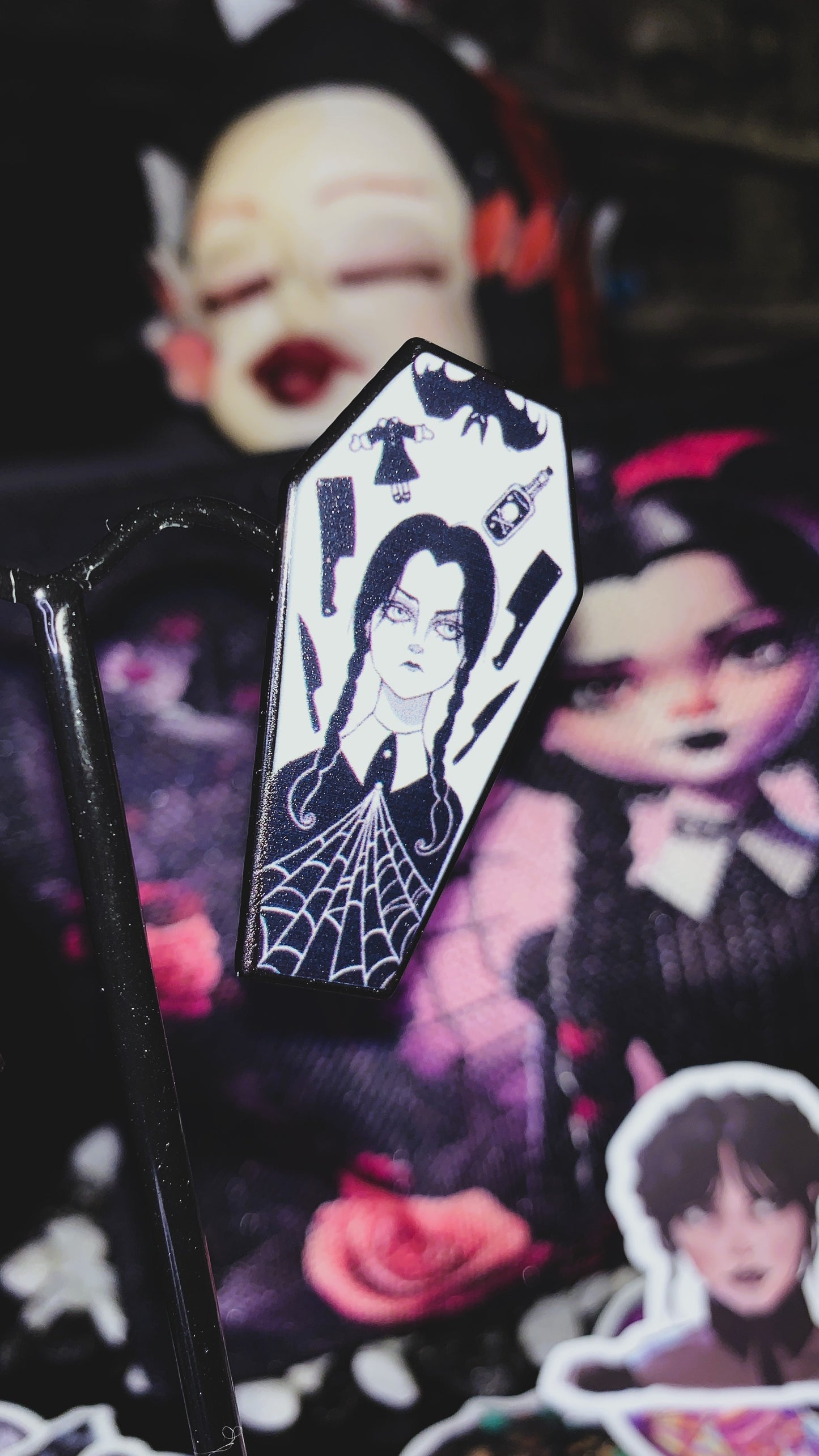 🕸️ Set “Wednesday Shadows” | 3 Gothic Enamel Pins – Morticia, Wednesday & Thing 🖤 | Dark Anatomy Halloween Edition | Limited 1:1